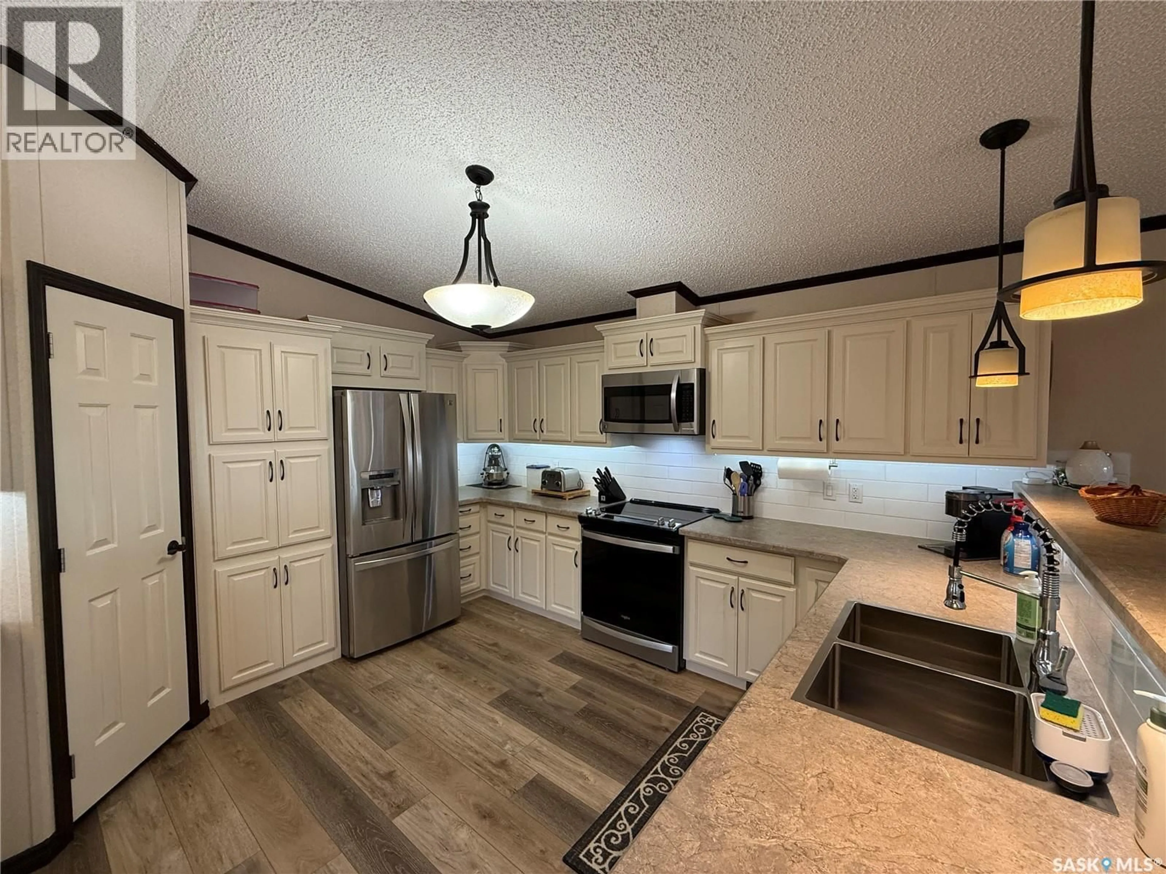 Open concept kitchen, unknown for 4 7TH AVENUE, Weyburn Saskatchewan S4H1Z2