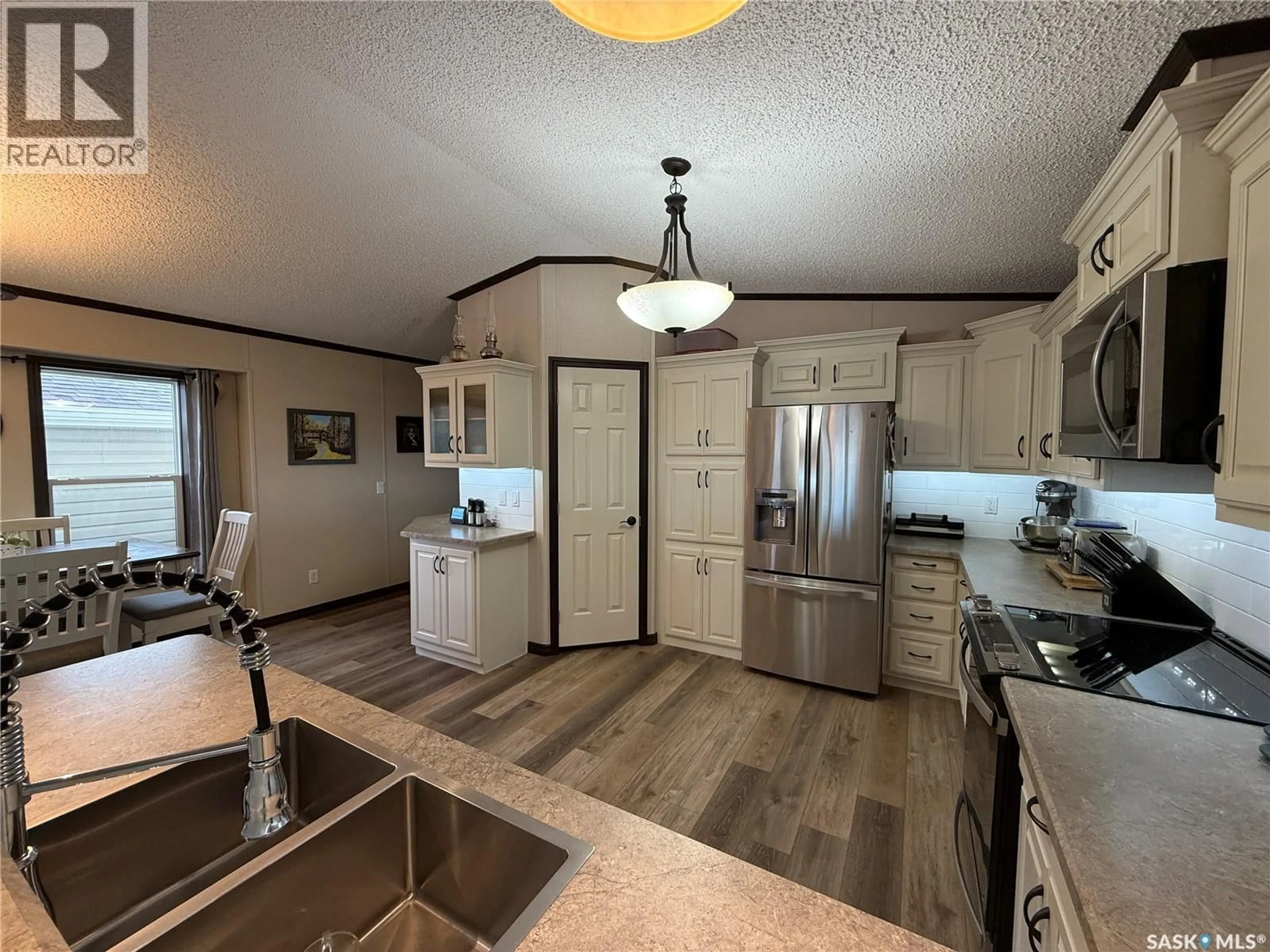 Open concept kitchen, unknown for 4 7TH AVENUE, Weyburn Saskatchewan S4H1Z2
