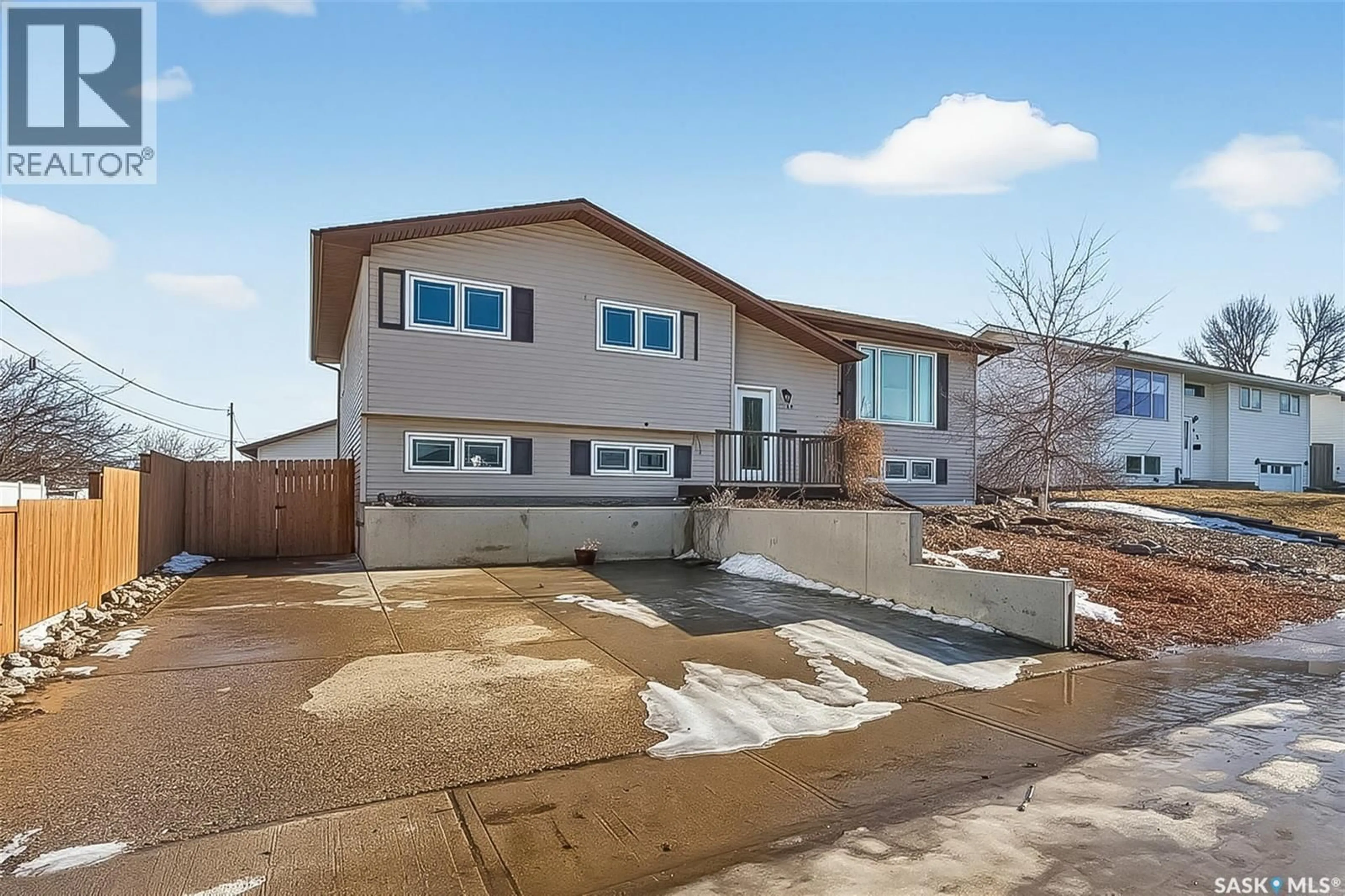 Home with vinyl exterior material, street for 941 14TH AVENUE, Moose Jaw Saskatchewan S6H7R7