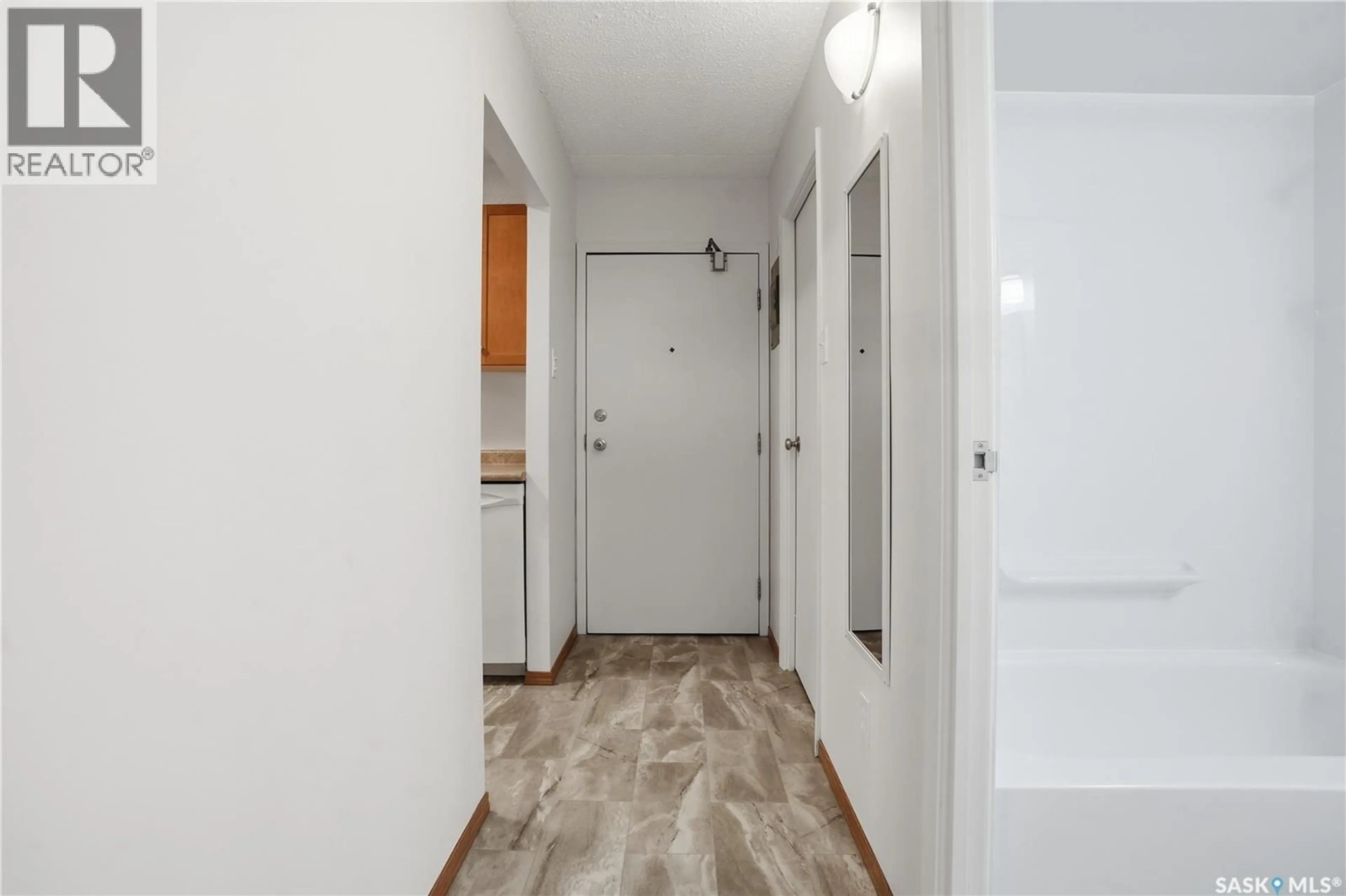 Indoor entryway for 401 - 4045 RAE STREET, Regina Saskatchewan S4S6Y8
