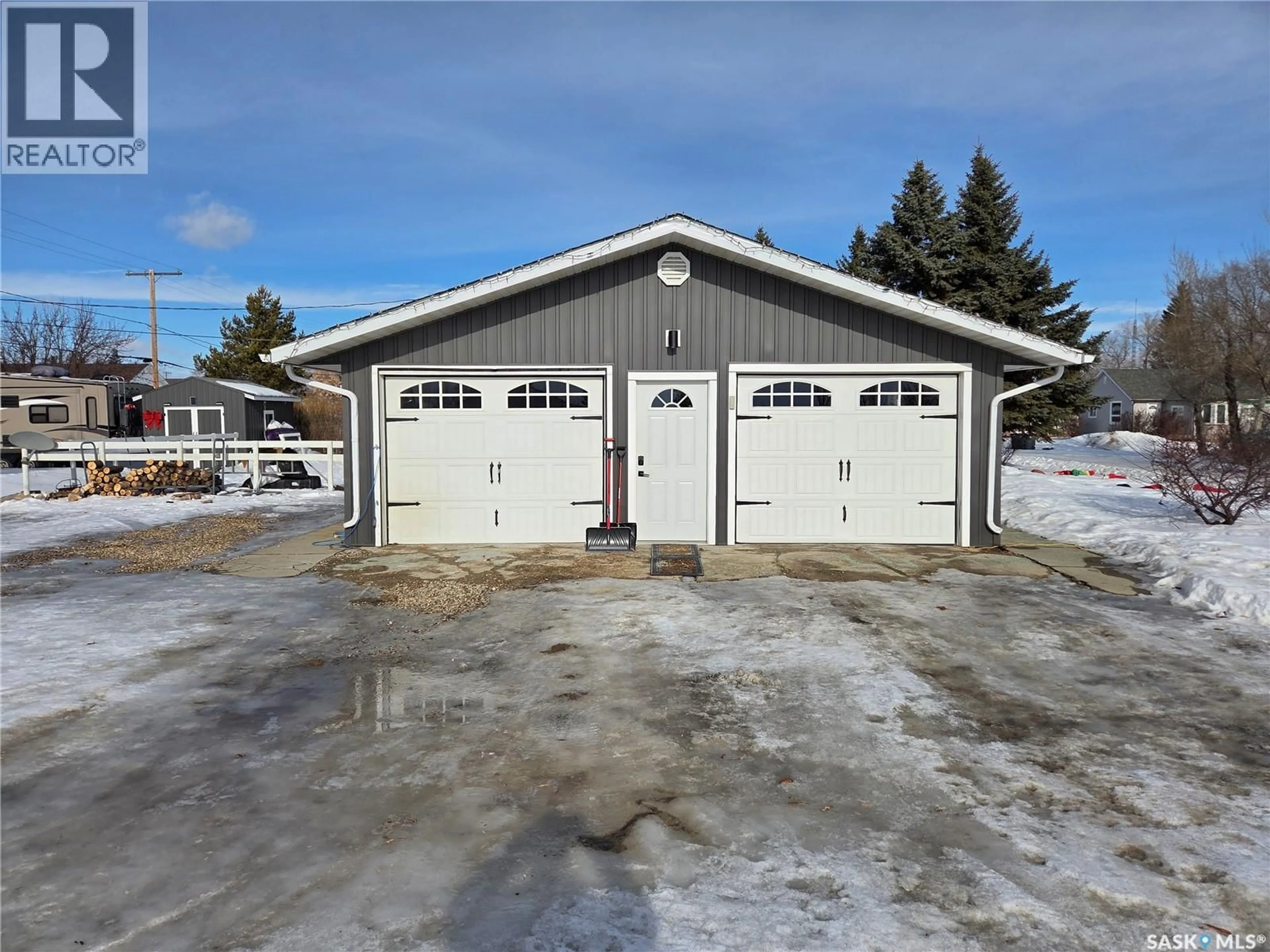 Indoor garage for 34 LUMSDEN STREET, Manor Saskatchewan S0C1R0