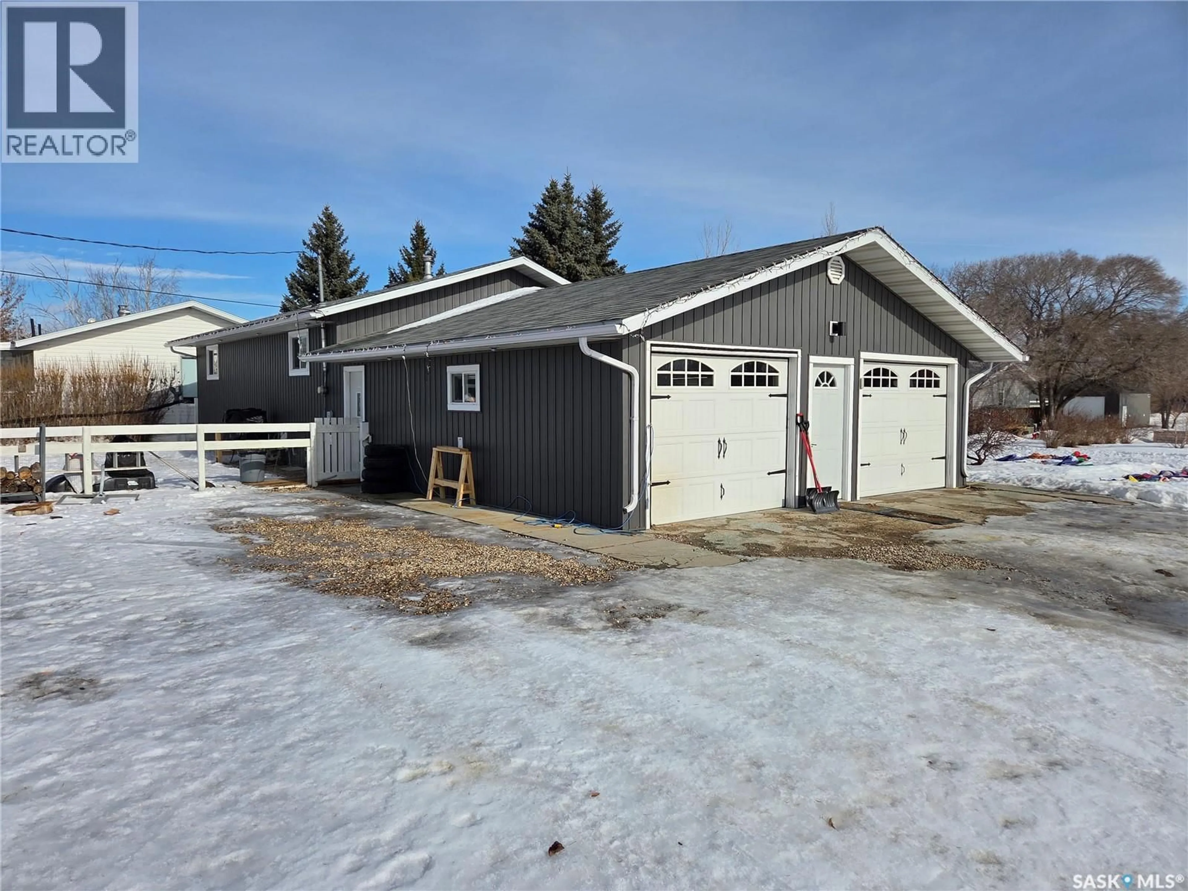 Indoor garage for 34 LUMSDEN STREET, Manor Saskatchewan S0C1R0