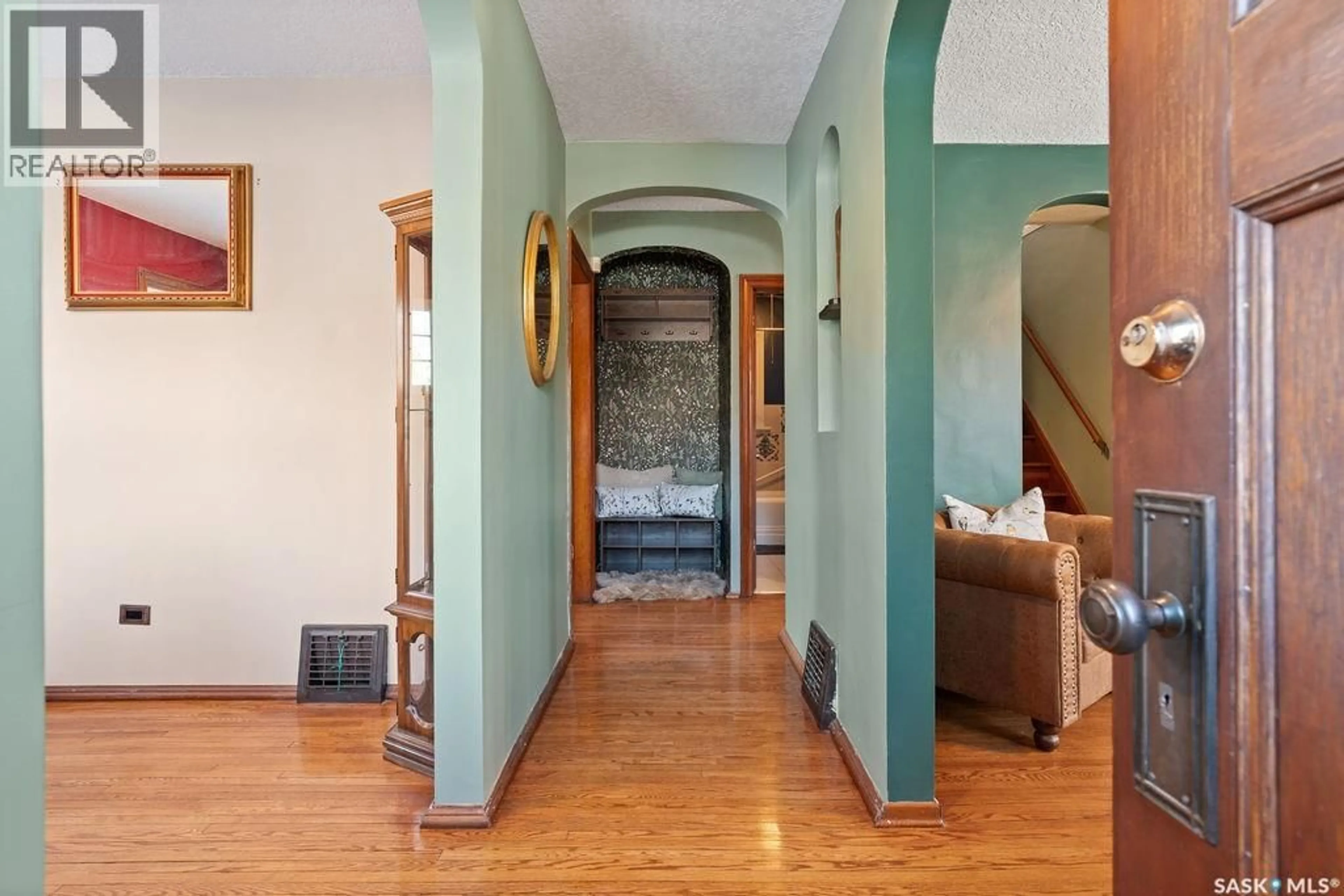 Indoor entryway for 3601 15TH AVENUE, Regina Saskatchewan S4T1T6