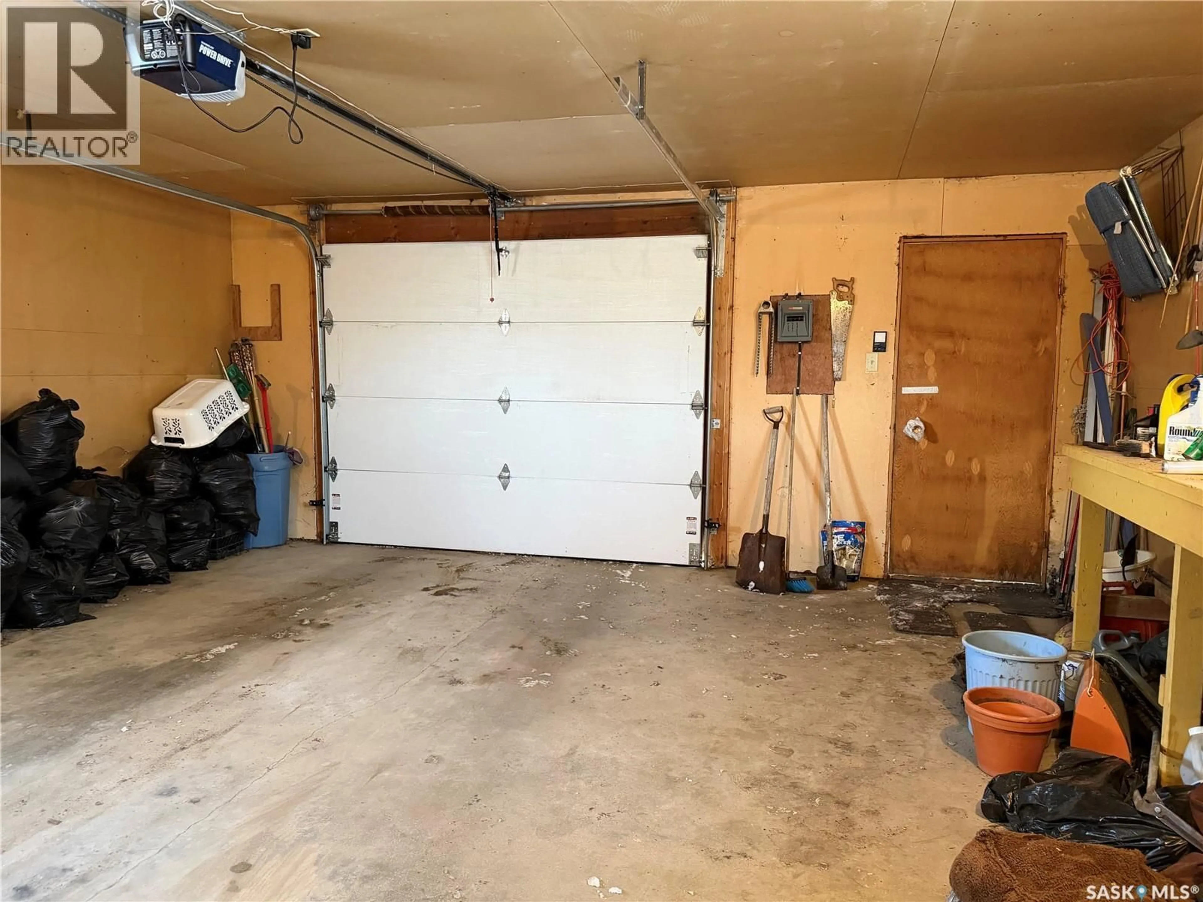Indoor garage for 104 ELIZABETH STREET, Melfort Saskatchewan S0E1A0