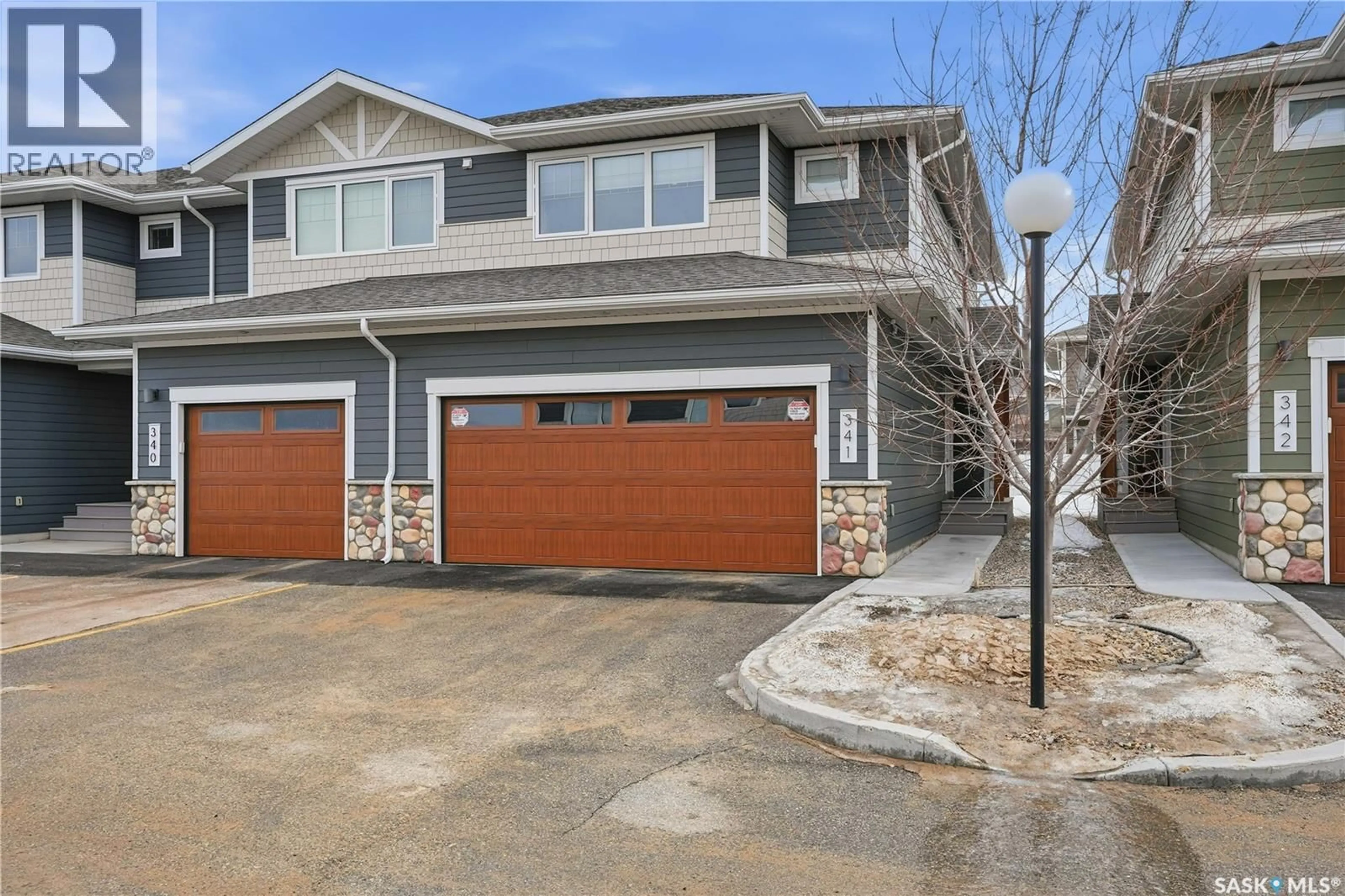 Indoor garage for 4000 - 341 SANDHILL CRESCENT, Regina Saskatchewan S4V3N4