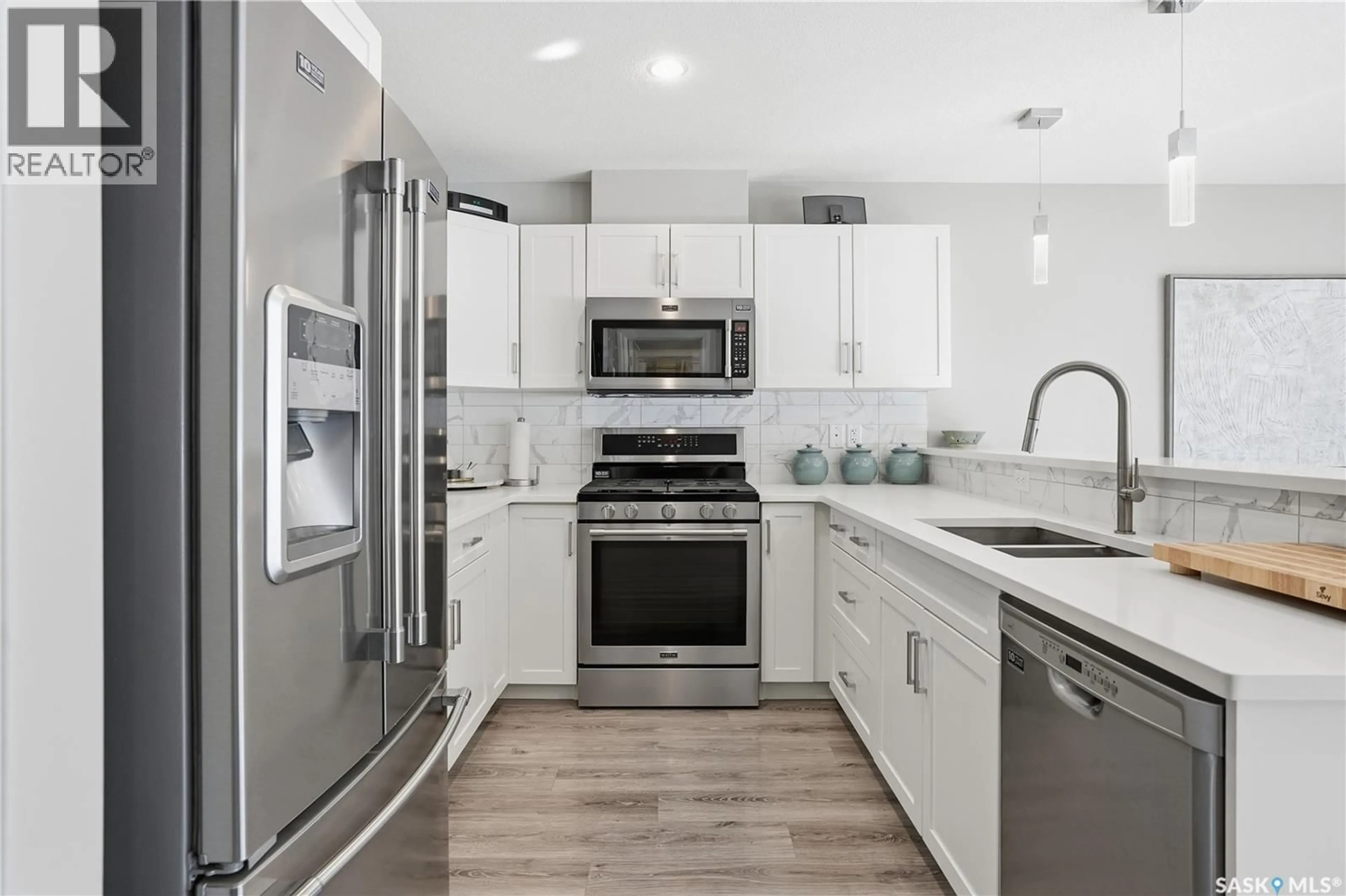 Open concept kitchen, ceramic/tile floor for 4000 - 341 SANDHILL CRESCENT, Regina Saskatchewan S4V3N4