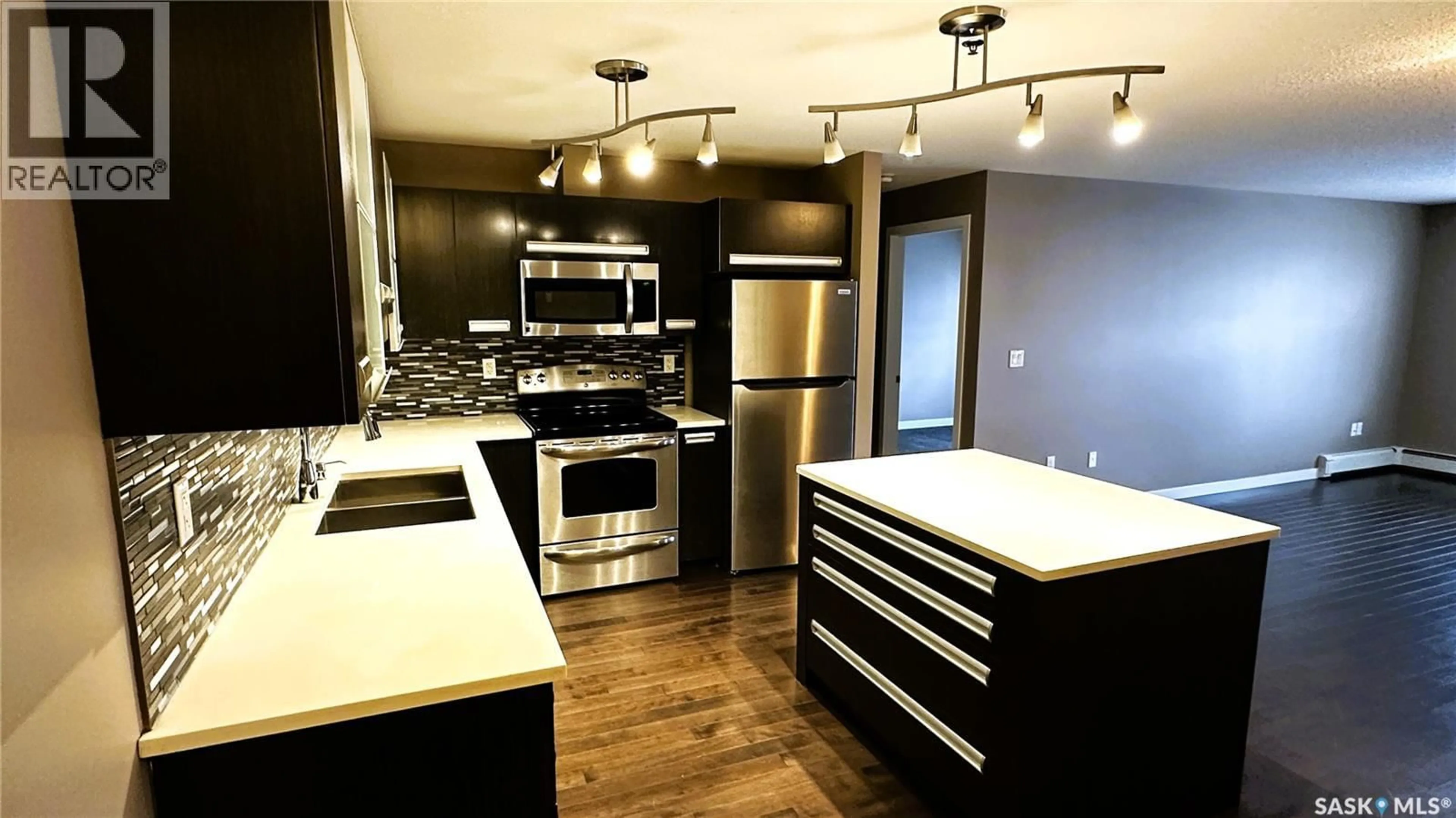 Contemporary kitchen, wood/laminate floor for 1510 - 216 NEVILLE DRIVE, Regina Saskatchewan S4Z0A3