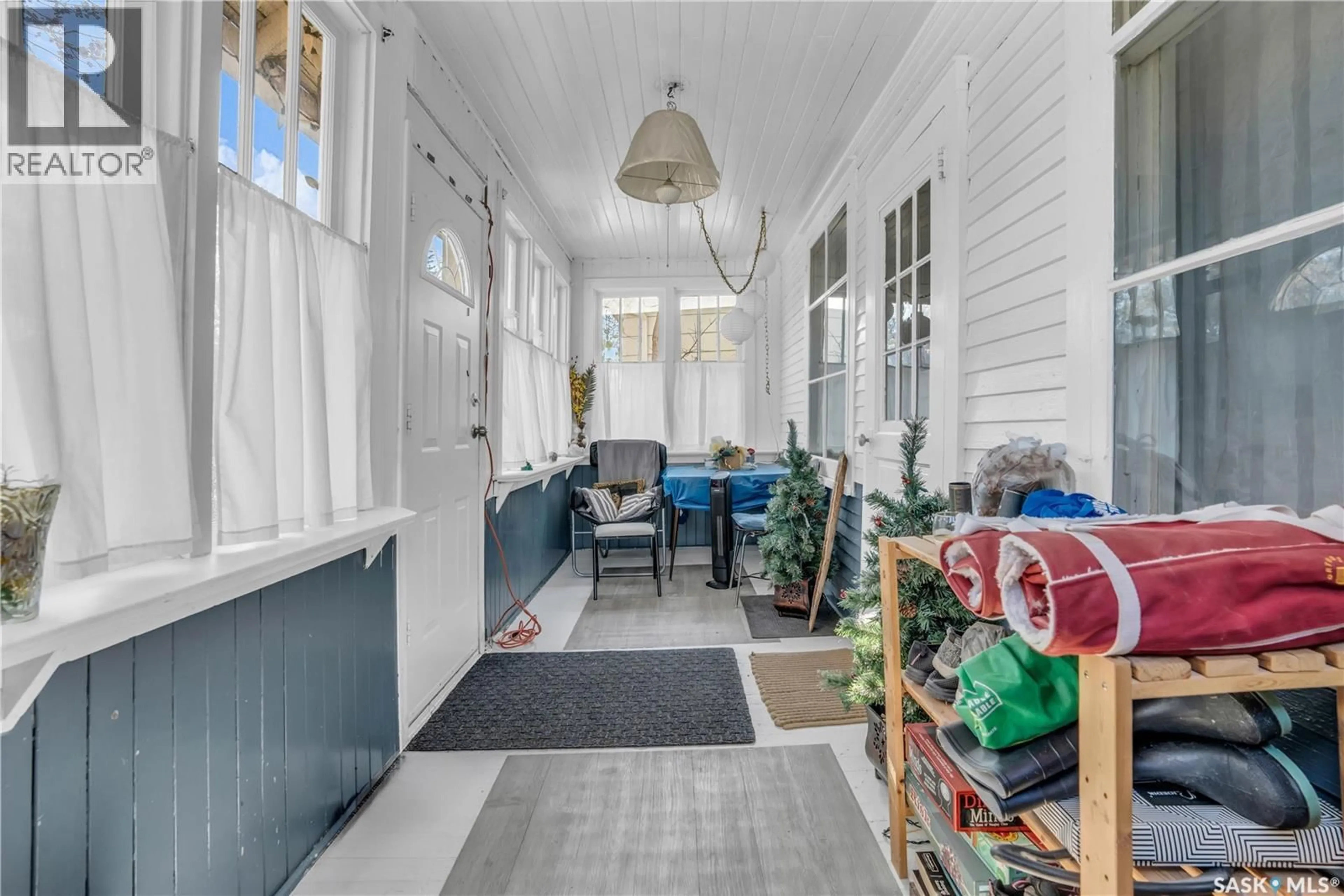 Indoor entryway for 2128 REYNOLDS STREET, Regina Saskatchewan S4N3N1