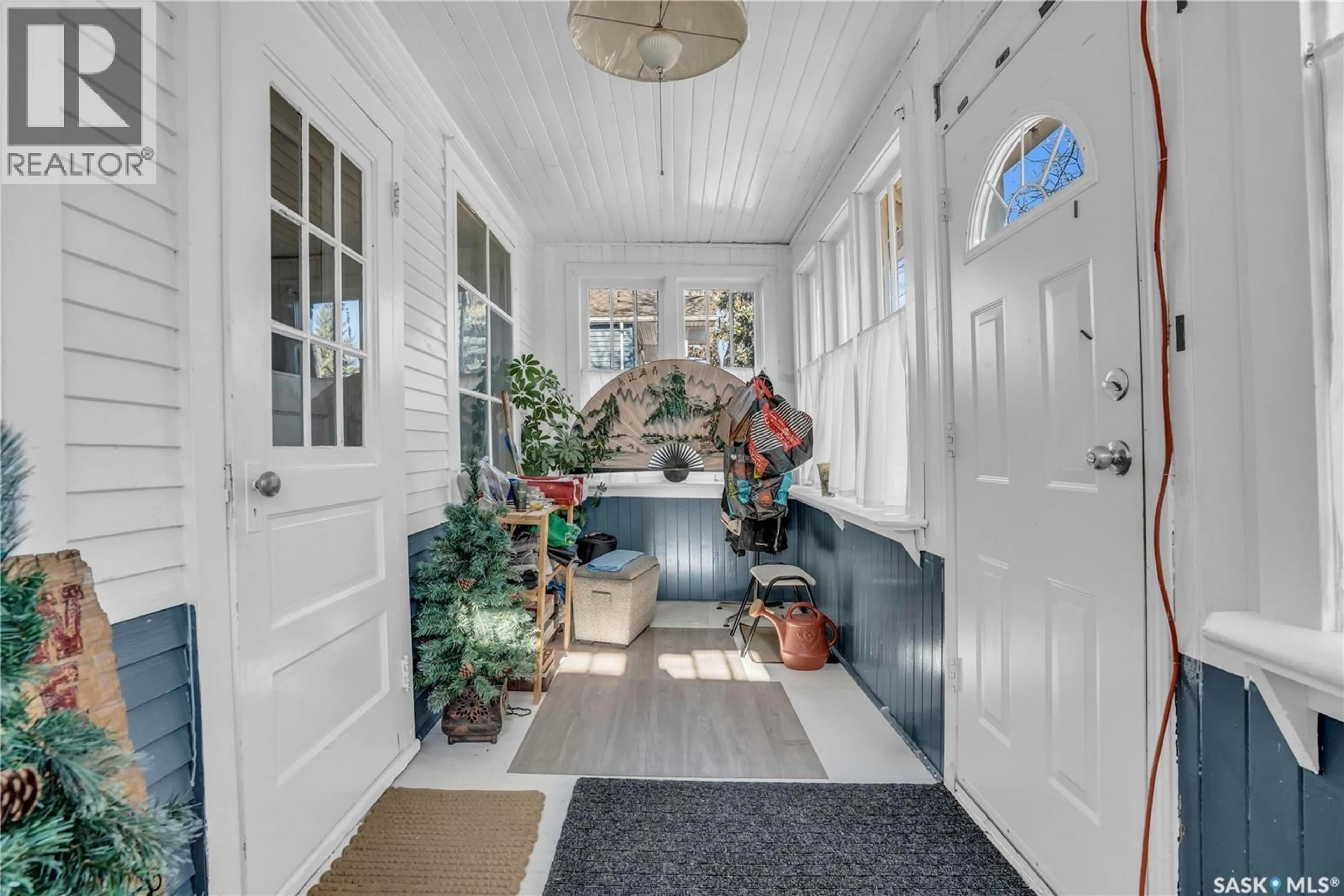 Indoor entryway for 2128 REYNOLDS STREET, Regina Saskatchewan S4N3N1