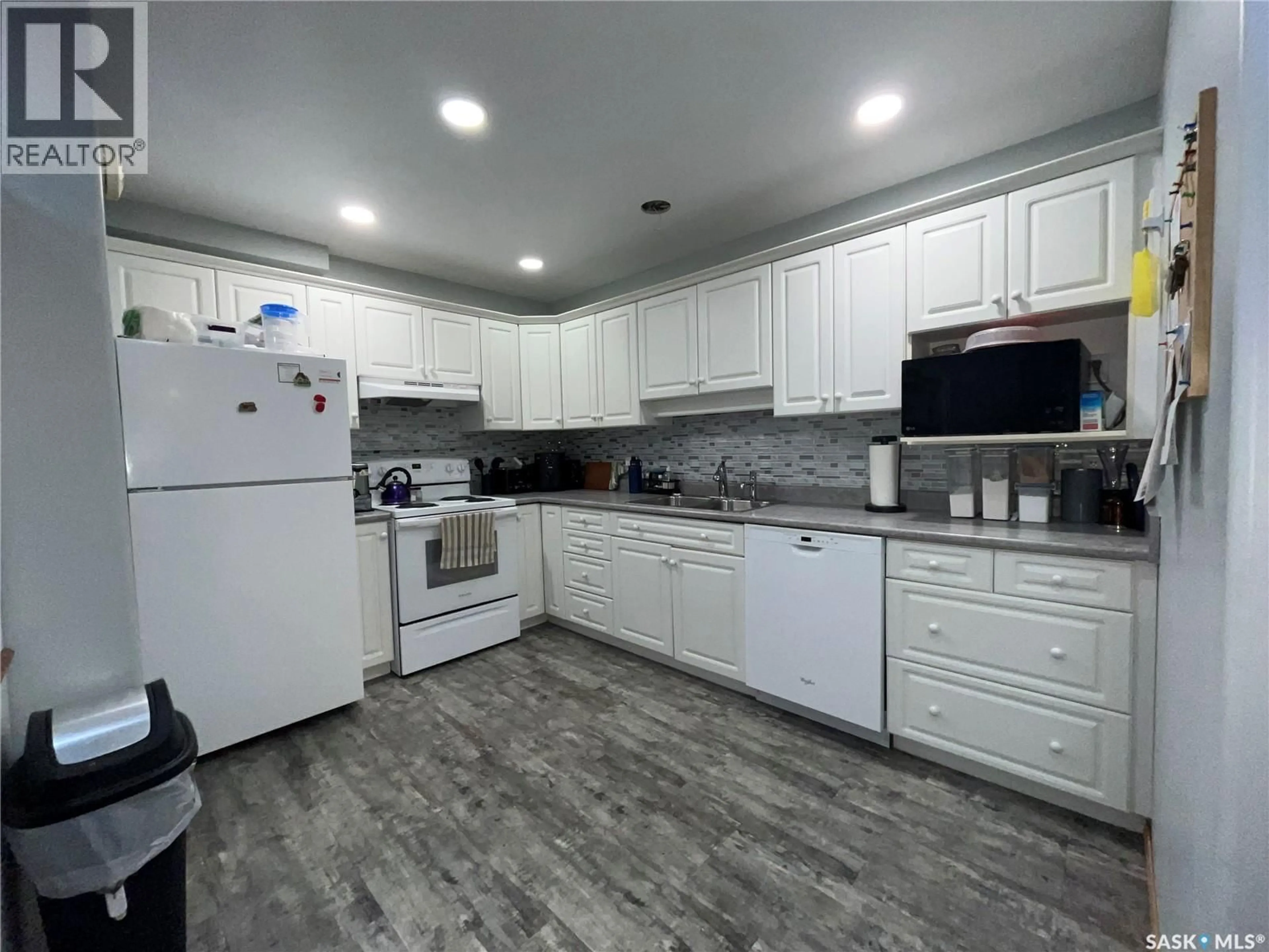 Standard kitchen, unknown for 106 - 331 MACOUN DRIVE, Swift Current Saskatchewan S9H0A1