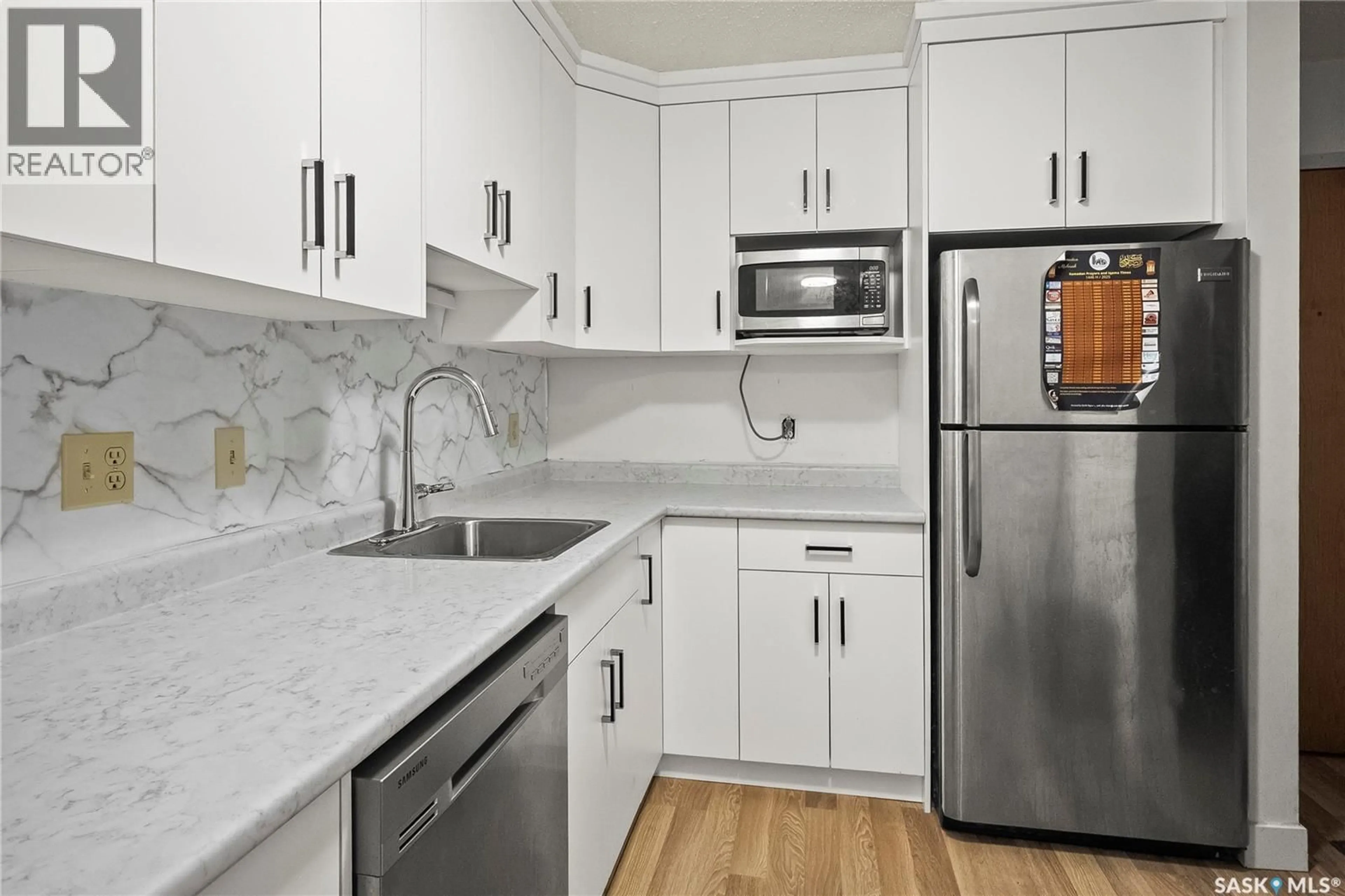 Standard kitchen, ceramic/tile floor for 201 215 KINGSMERE BOULEVARD, Saskatoon Saskatchewan S7J4J6