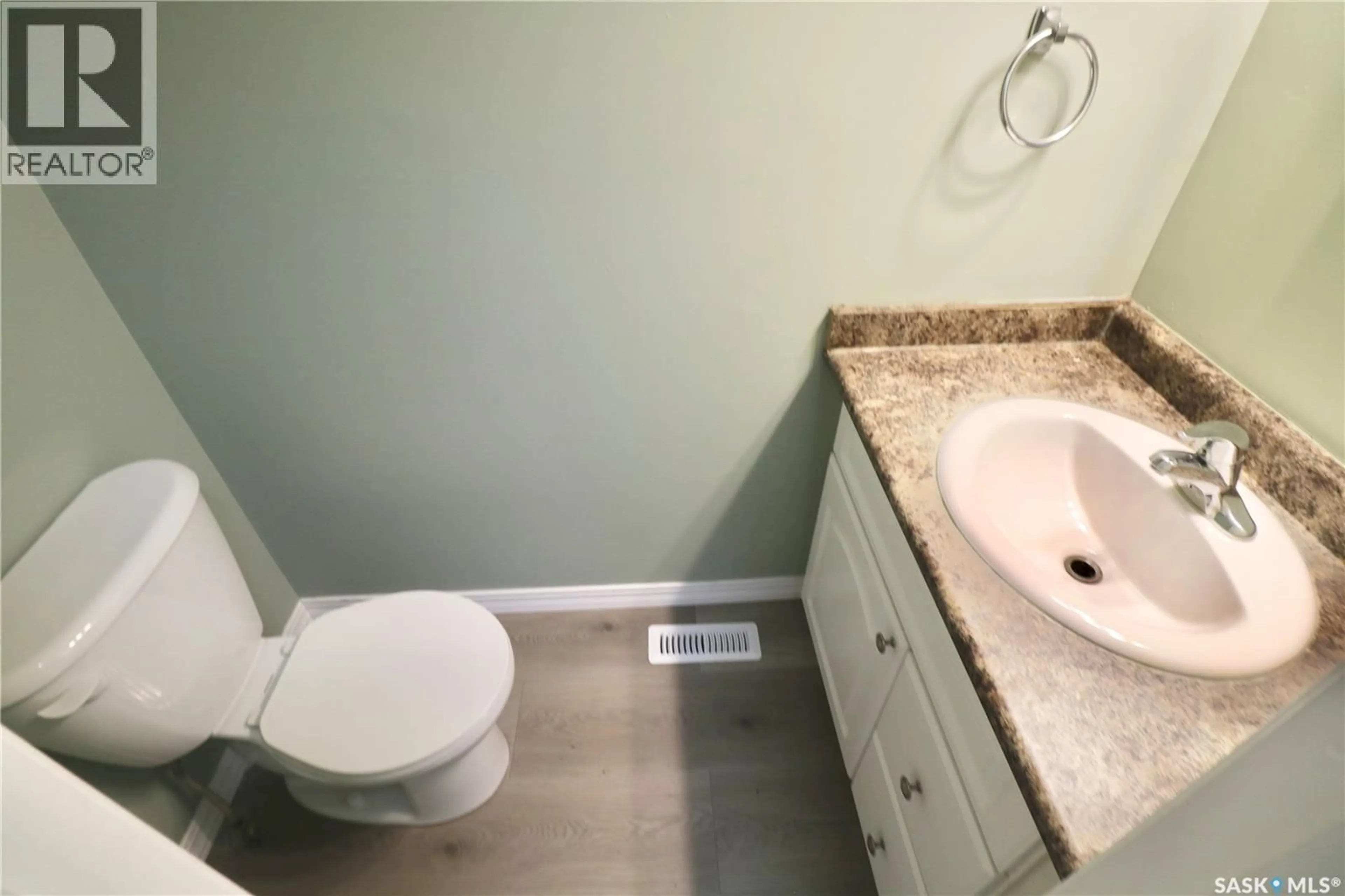 Standard bathroom, ceramic/tile floor for 2823 7TH AVENUE, Regina Saskatchewan S4N5N2
