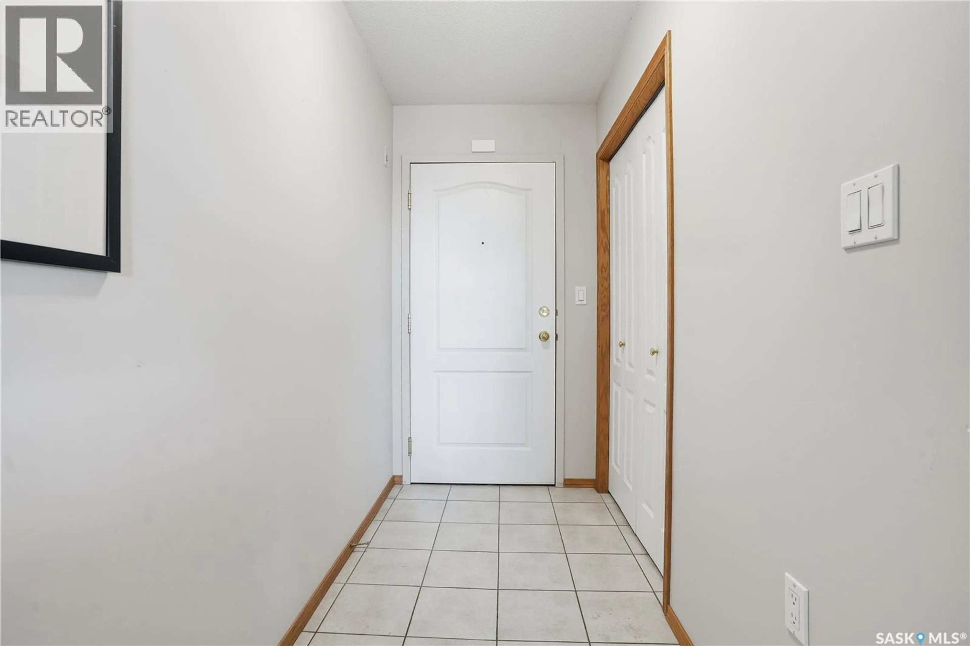 Indoor entryway for 405 - 205 MCINTYRE STREET, Regina Saskatchewan S4R3B7