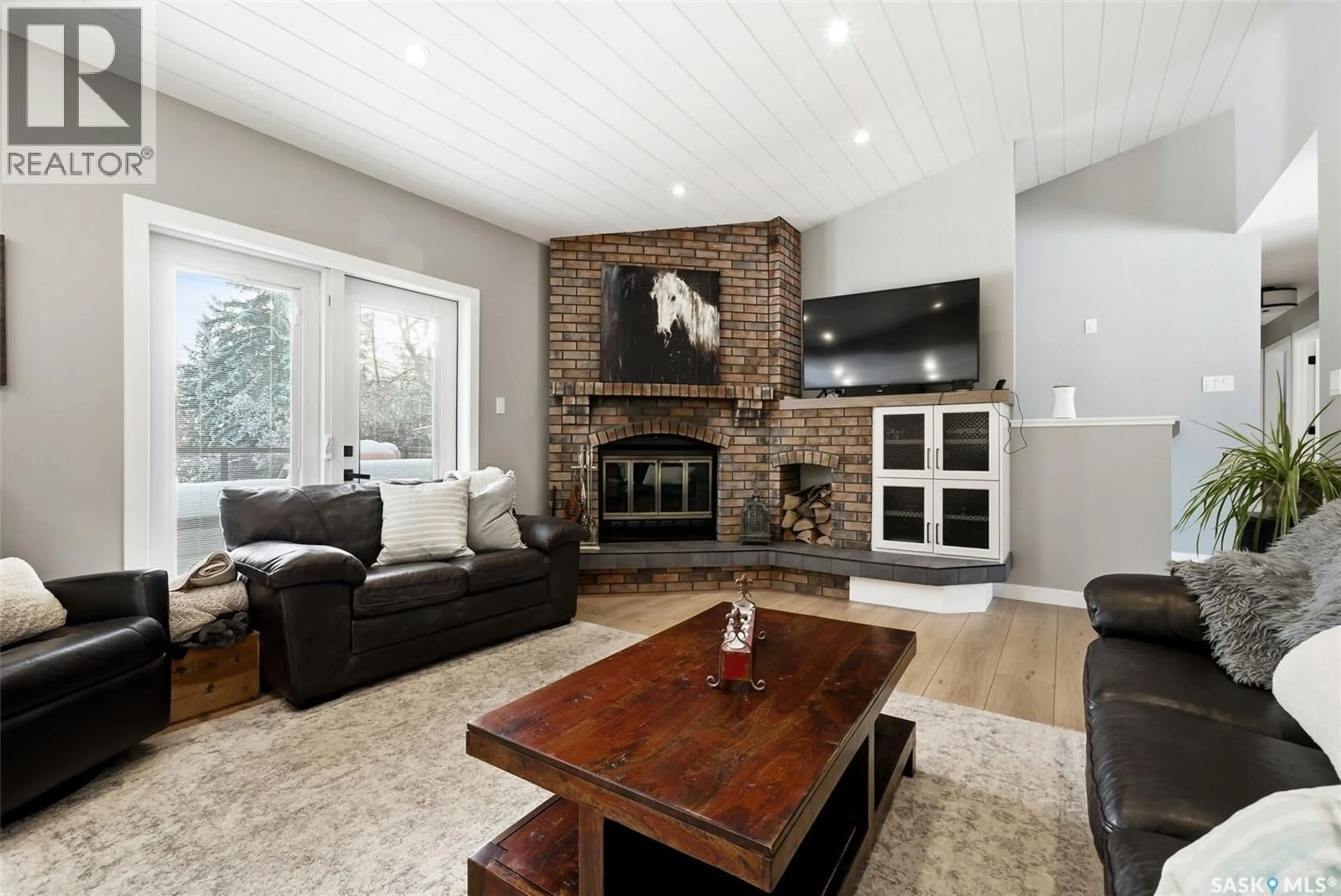 Living room with furniture, unknown for 1003 KINGSMERE AVENUE, Edenwold Rm No.158 Saskatchewan S4L1A5