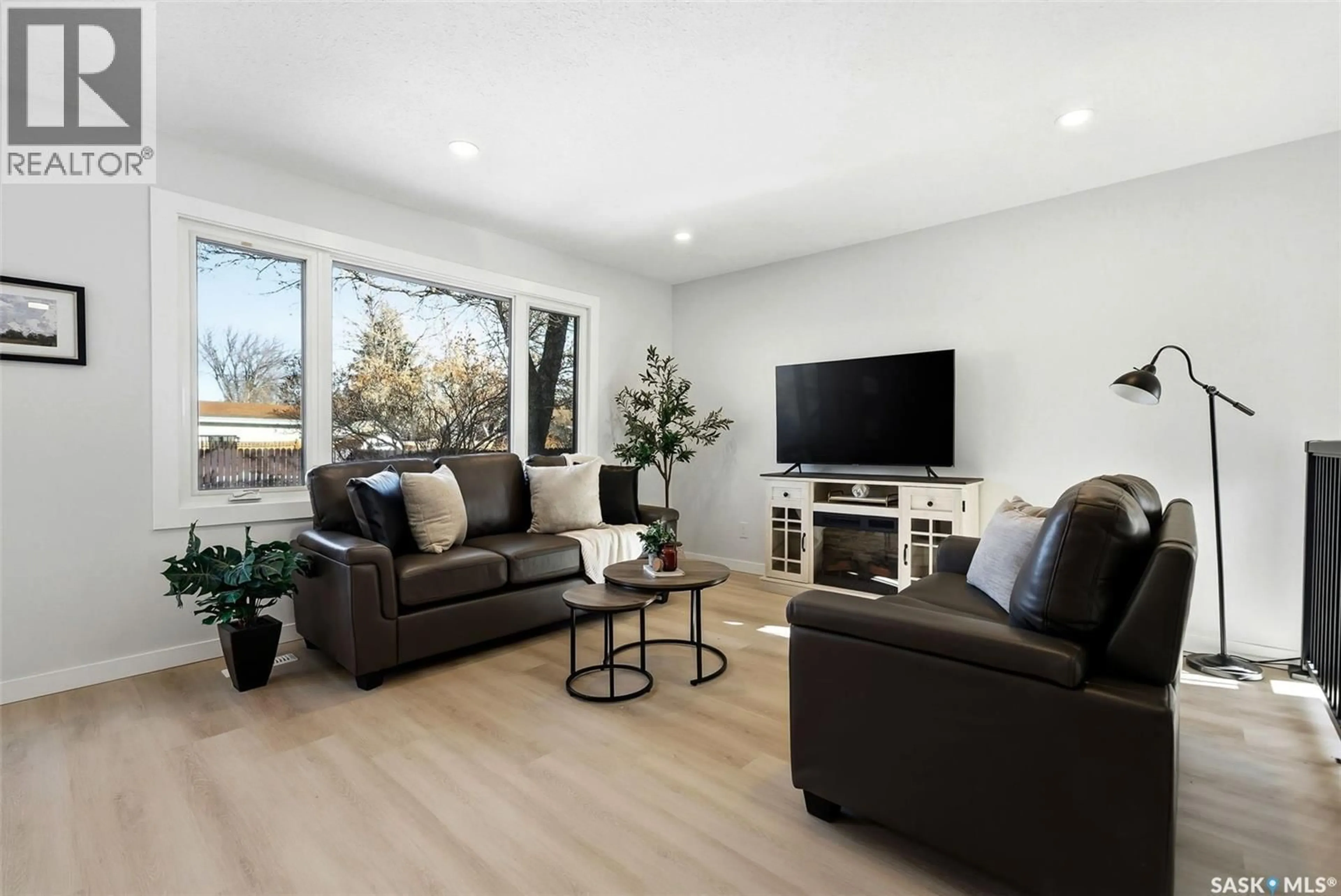 Living room with furniture, wood/laminate floor for 915 ROWELL CRESCENT, Regina Saskatchewan S4X2A5