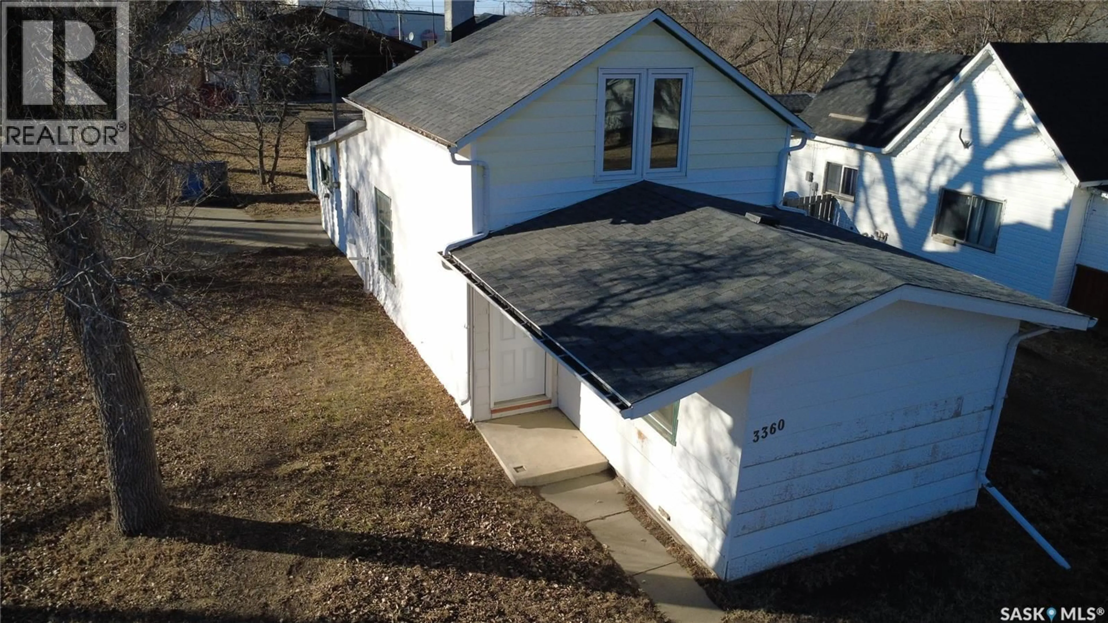 A pic from outside/outdoor area/front of a property/back of a property/a pic from drone, building for 3360 RUTLAND AVENUE, Gull Lake Saskatchewan S0N1A0