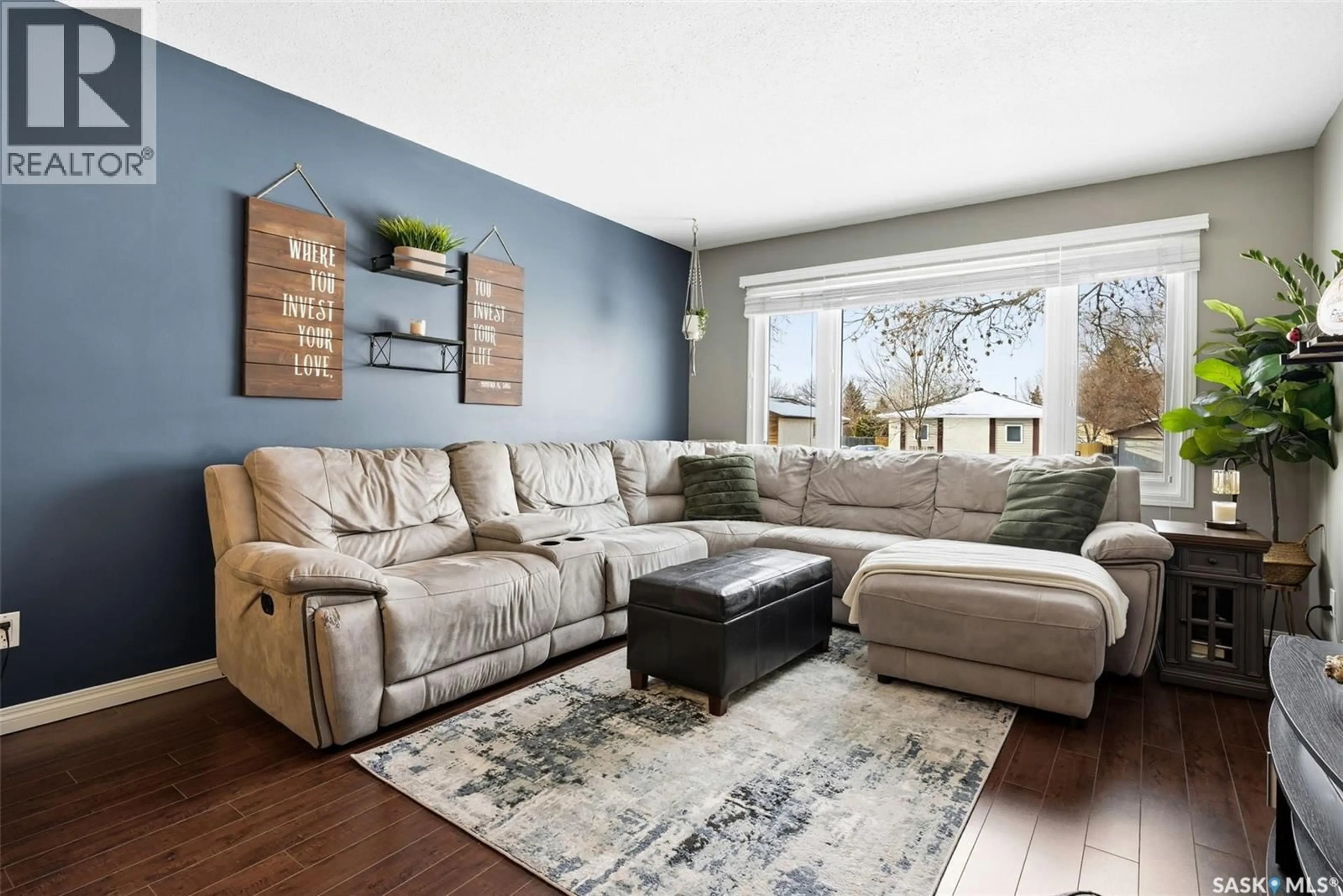 Living room with furniture, wood/laminate floor for 207 PAYNTER CRESCENT, Regina Saskatchewan S4X2A9