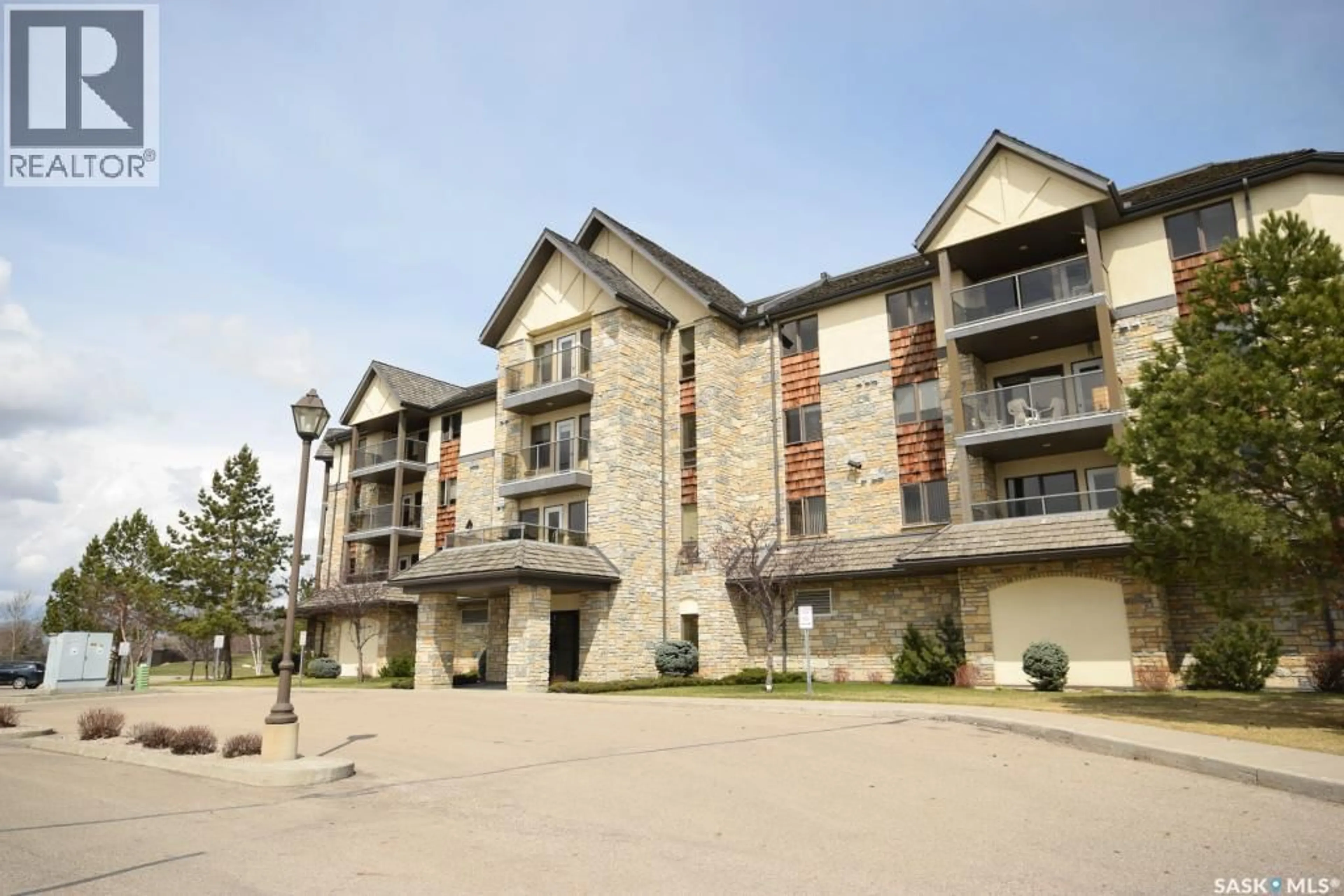 Patio, building for 207 - 1622 ACADIA DRIVE, Saskatoon Saskatchewan S7H5H7