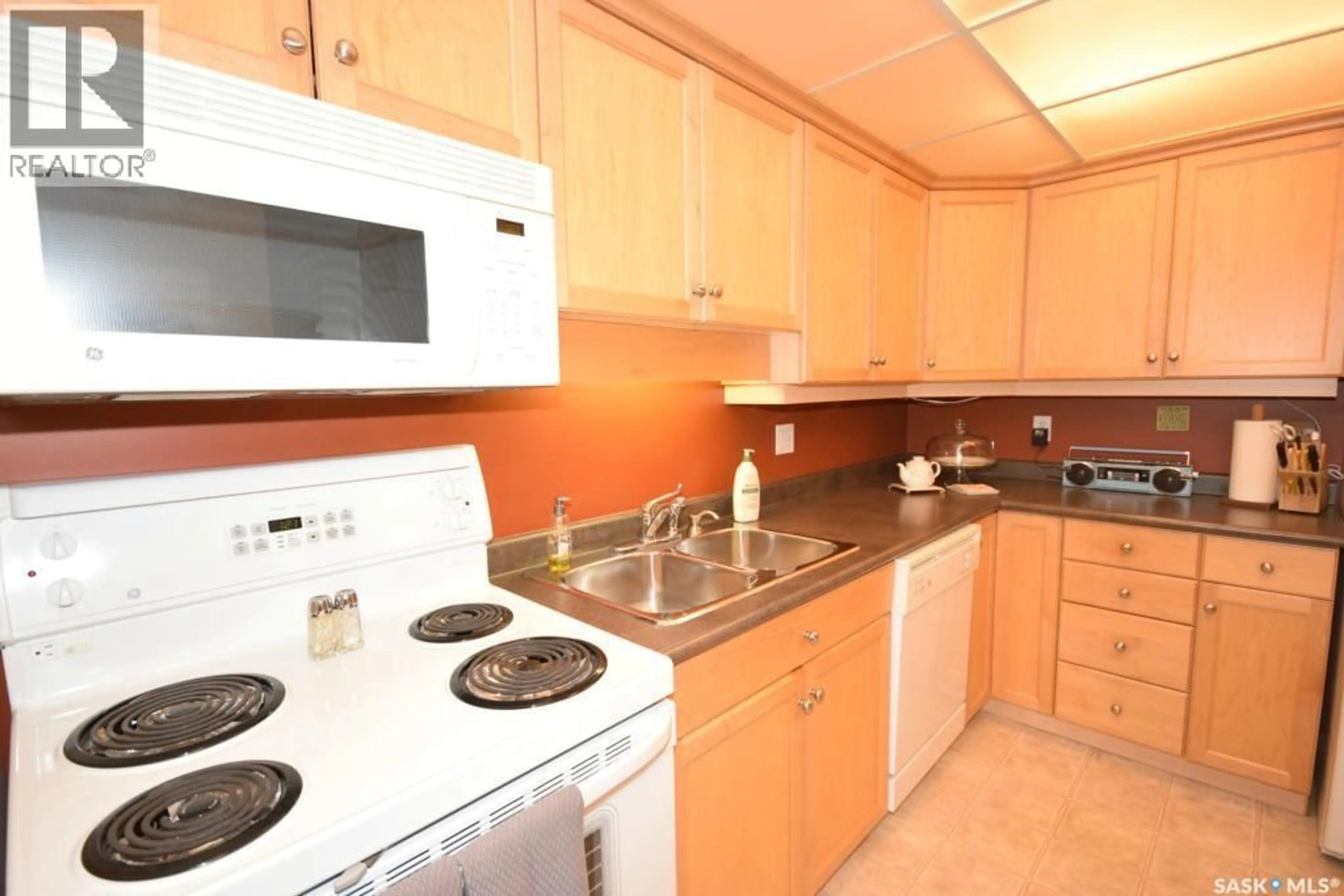 Standard kitchen, ceramic/tile floor for 207 - 1622 ACADIA DRIVE, Saskatoon Saskatchewan S7H5H7