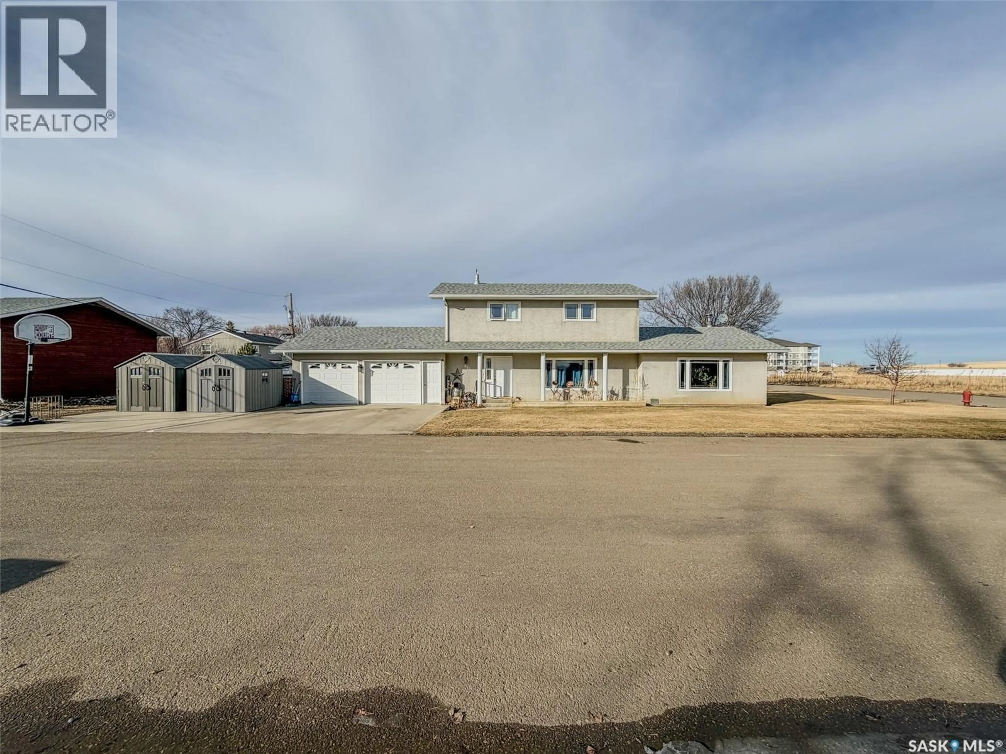 A pic from outside/outdoor area/front of a property/back of a property/a pic from drone, unknown for E - 405 5TH STREET, Shaunavon Saskatchewan S0N2M0
