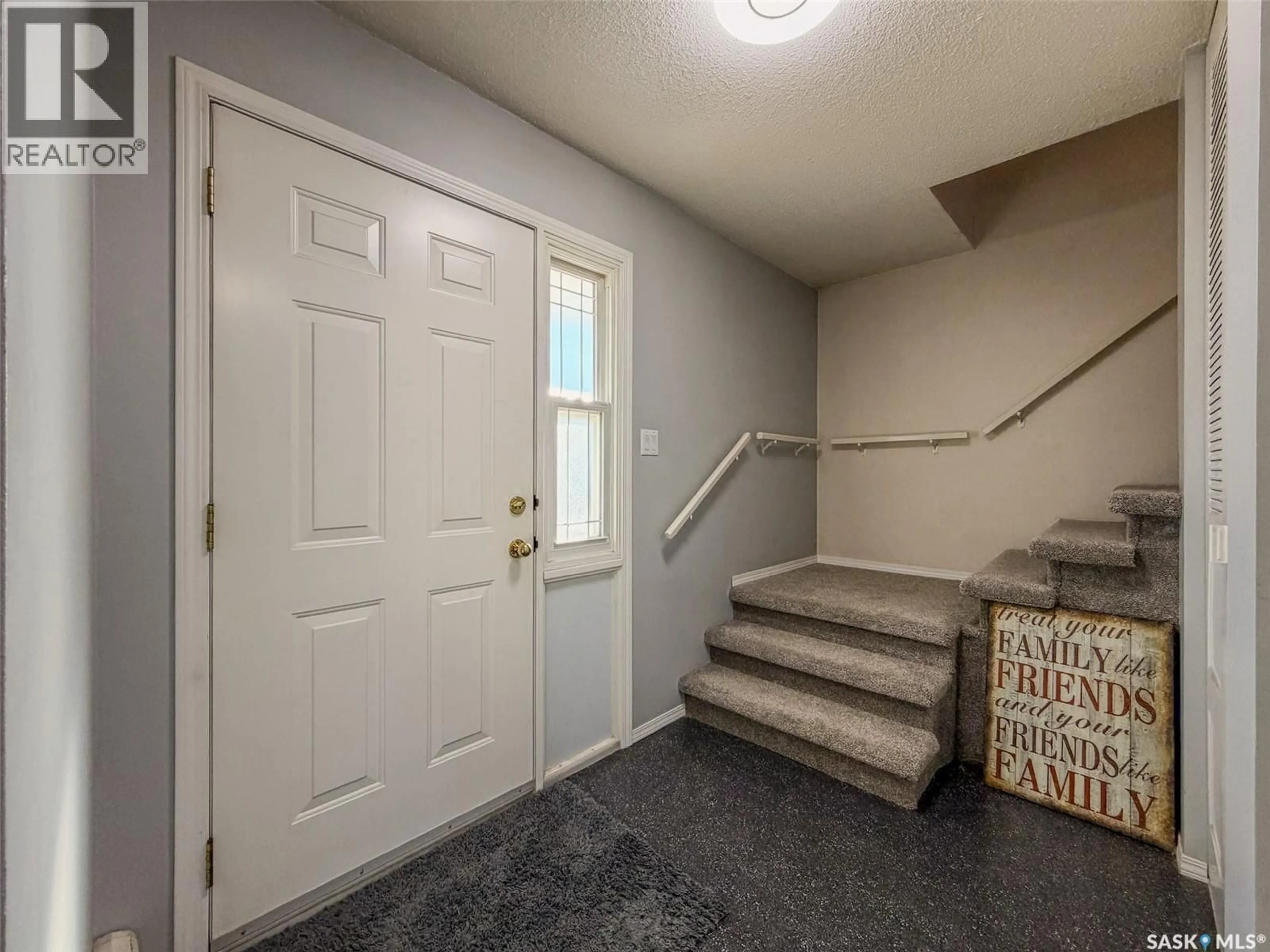 Indoor entryway for E - 405 5TH STREET, Shaunavon Saskatchewan S0N2M0