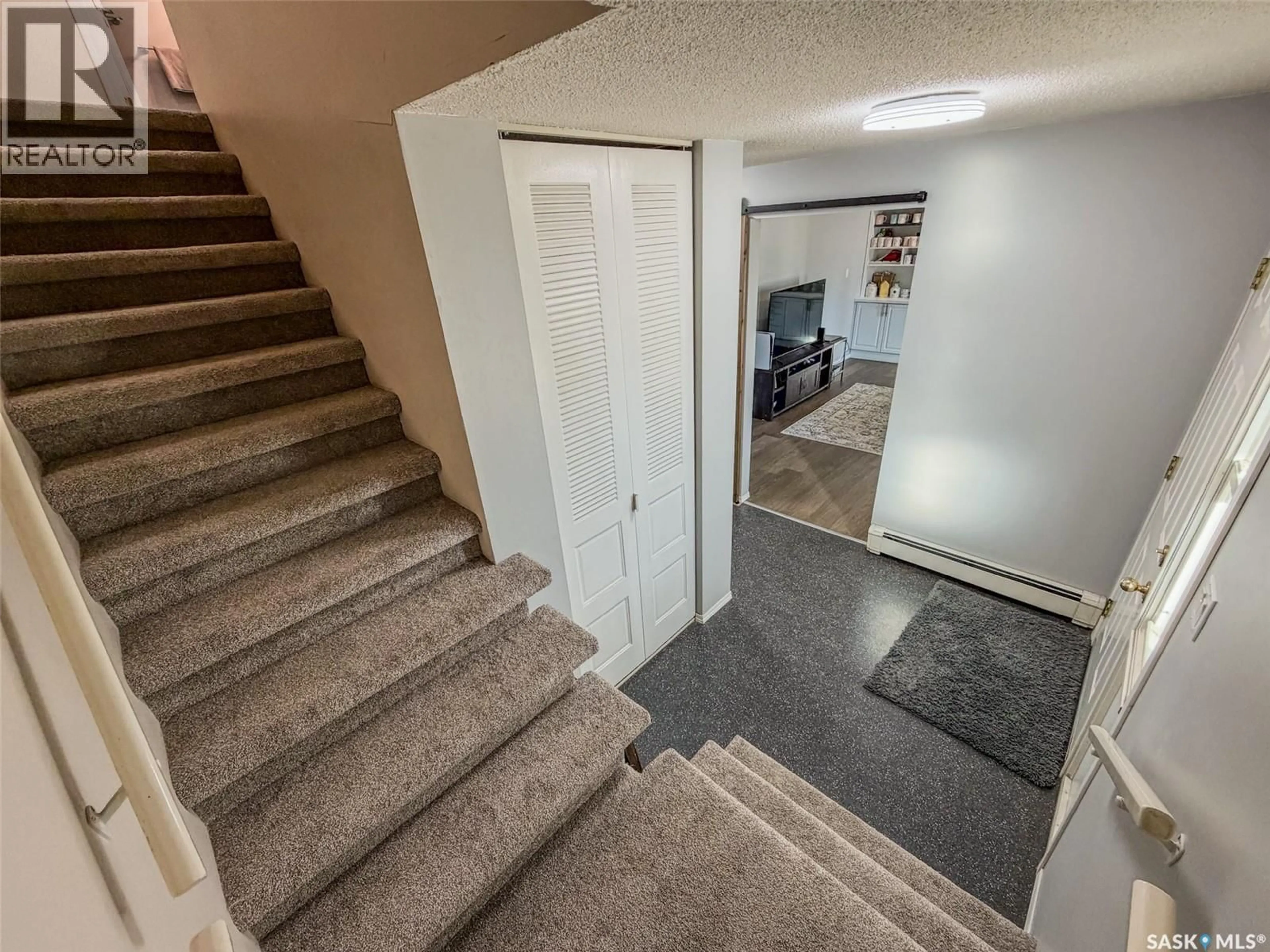 Stairs for E - 405 5TH STREET, Shaunavon Saskatchewan S0N2M0