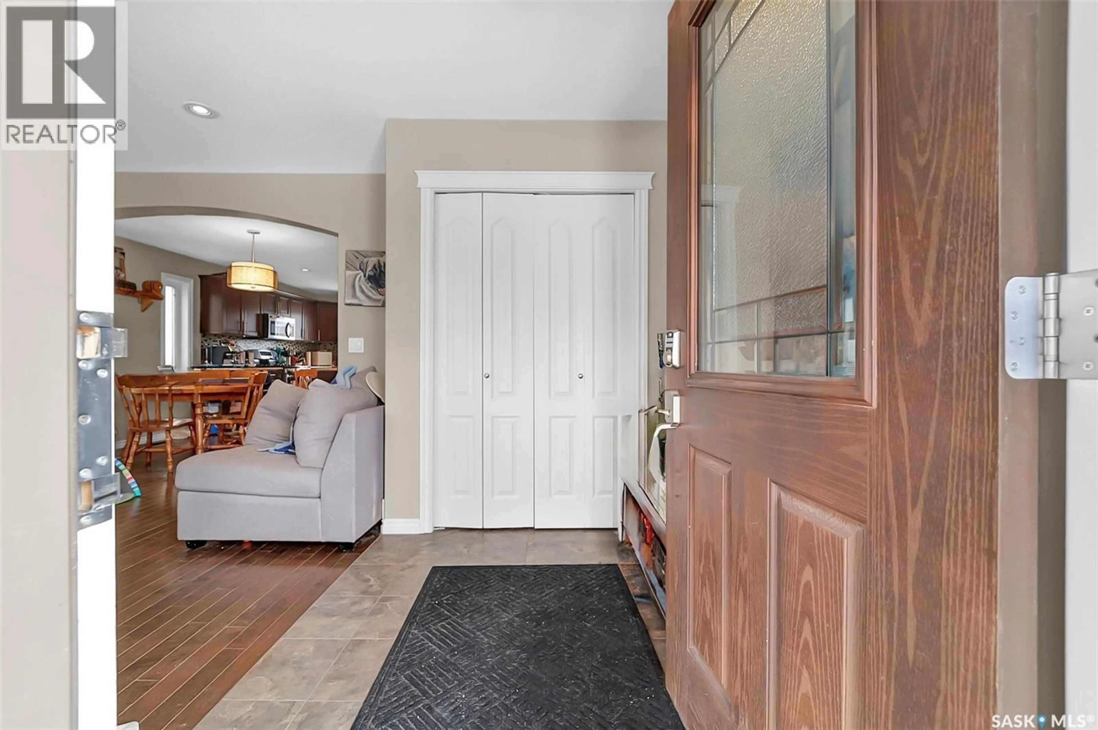 Indoor entryway for 1042 KLOPPENBURG BEND, Saskatoon Saskatchewan S7S1N1