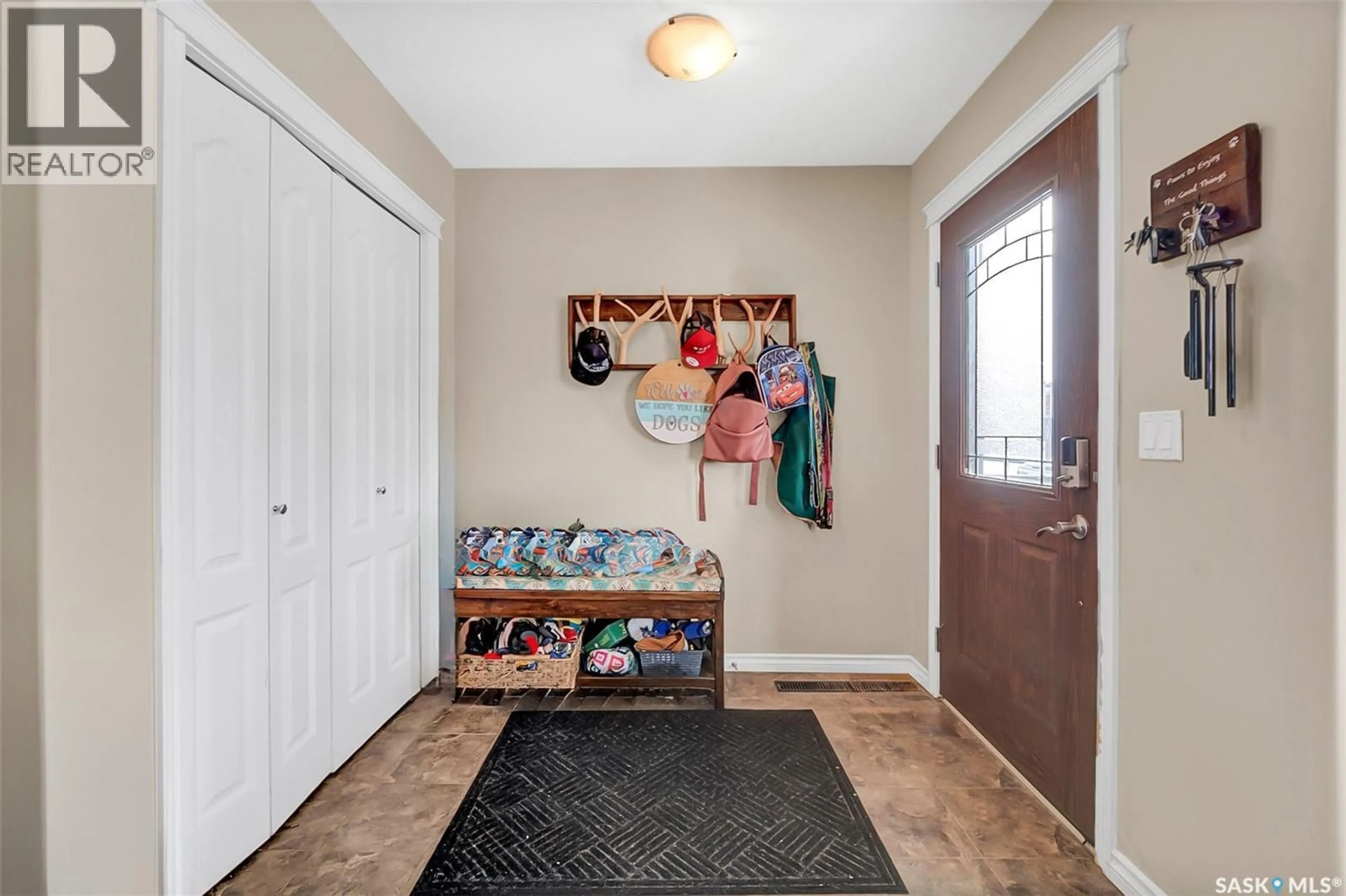 Indoor entryway for 1042 KLOPPENBURG BEND, Saskatoon Saskatchewan S7S1N1