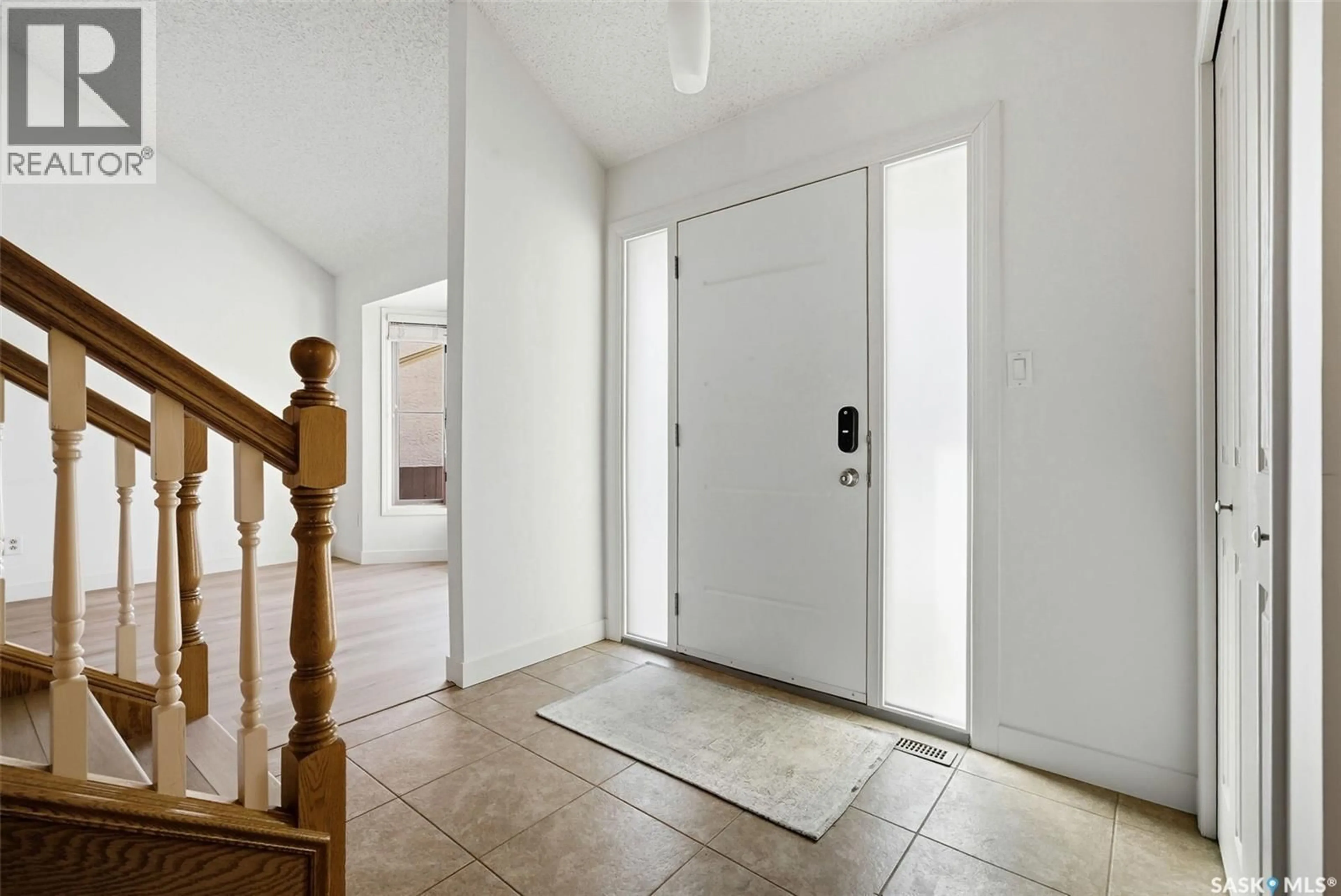 Indoor entryway for 2006 ASSINIBOINE AVENUE, Regina Saskatchewan S4V2E2