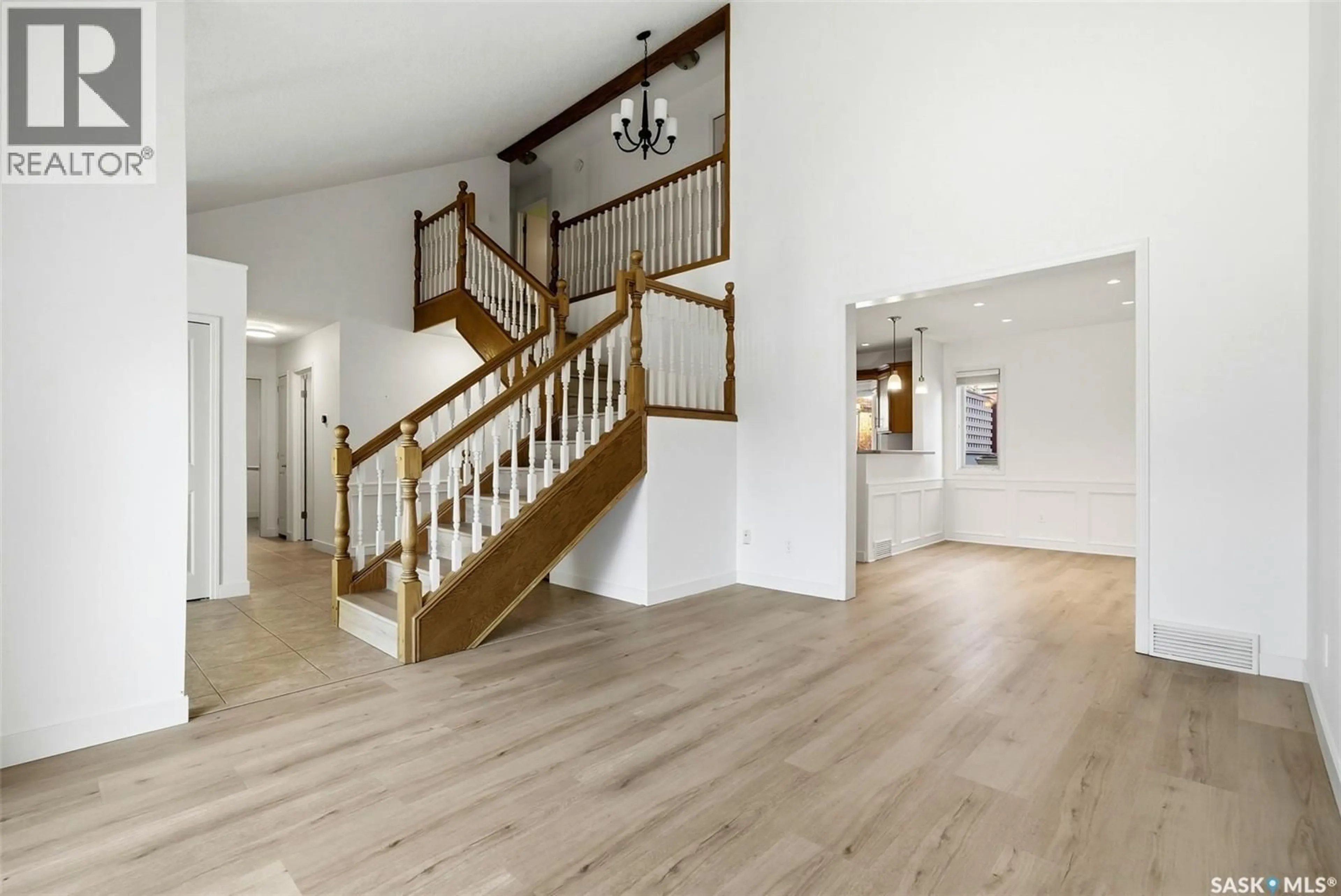 Indoor foyer for 2006 ASSINIBOINE AVENUE, Regina Saskatchewan S4V2E2