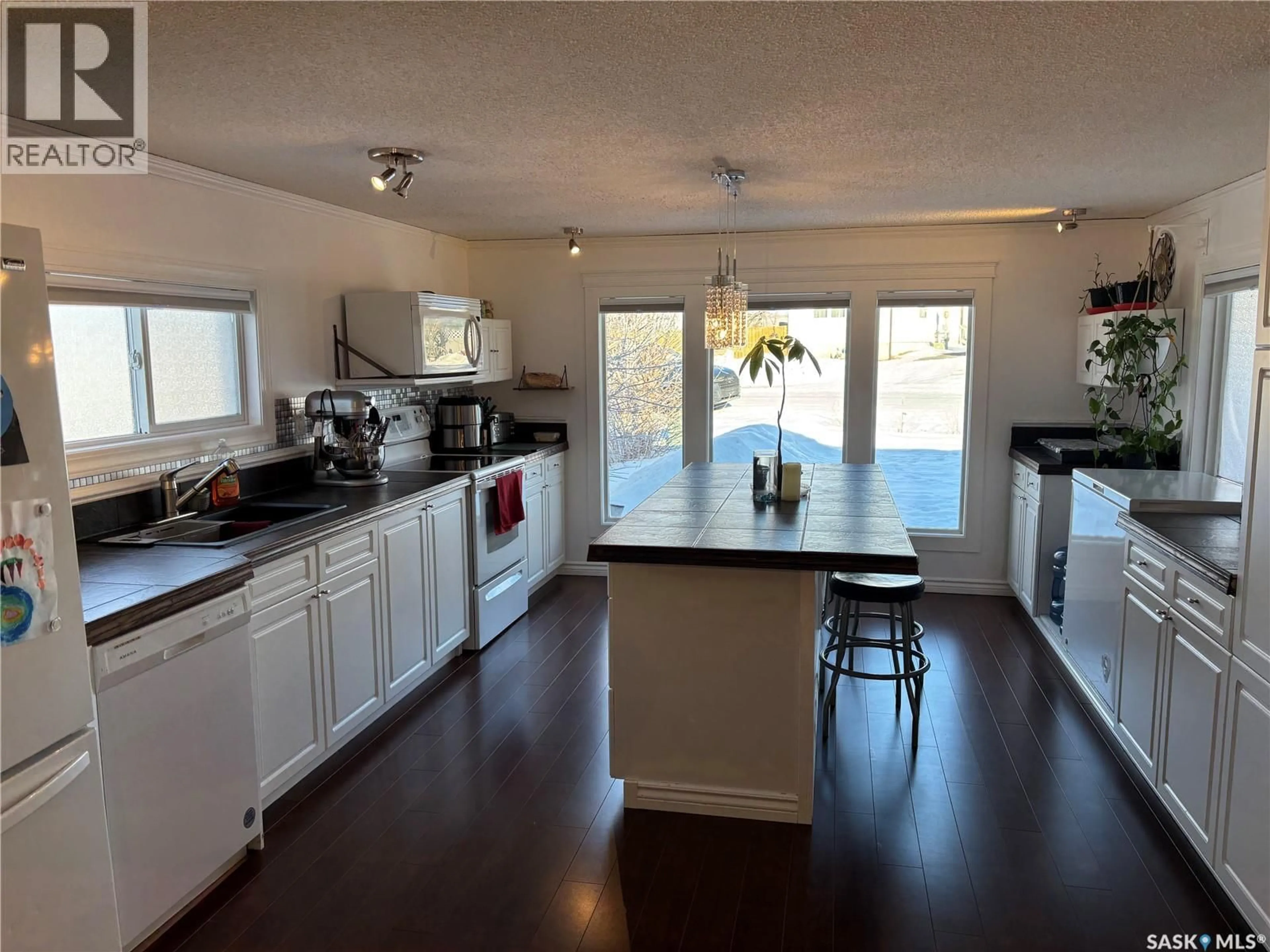 Open concept kitchen, wood/laminate floor for 20 CRYSTAL DRIVE, Edenwold Rm No.158 Saskatchewan S4L1B3