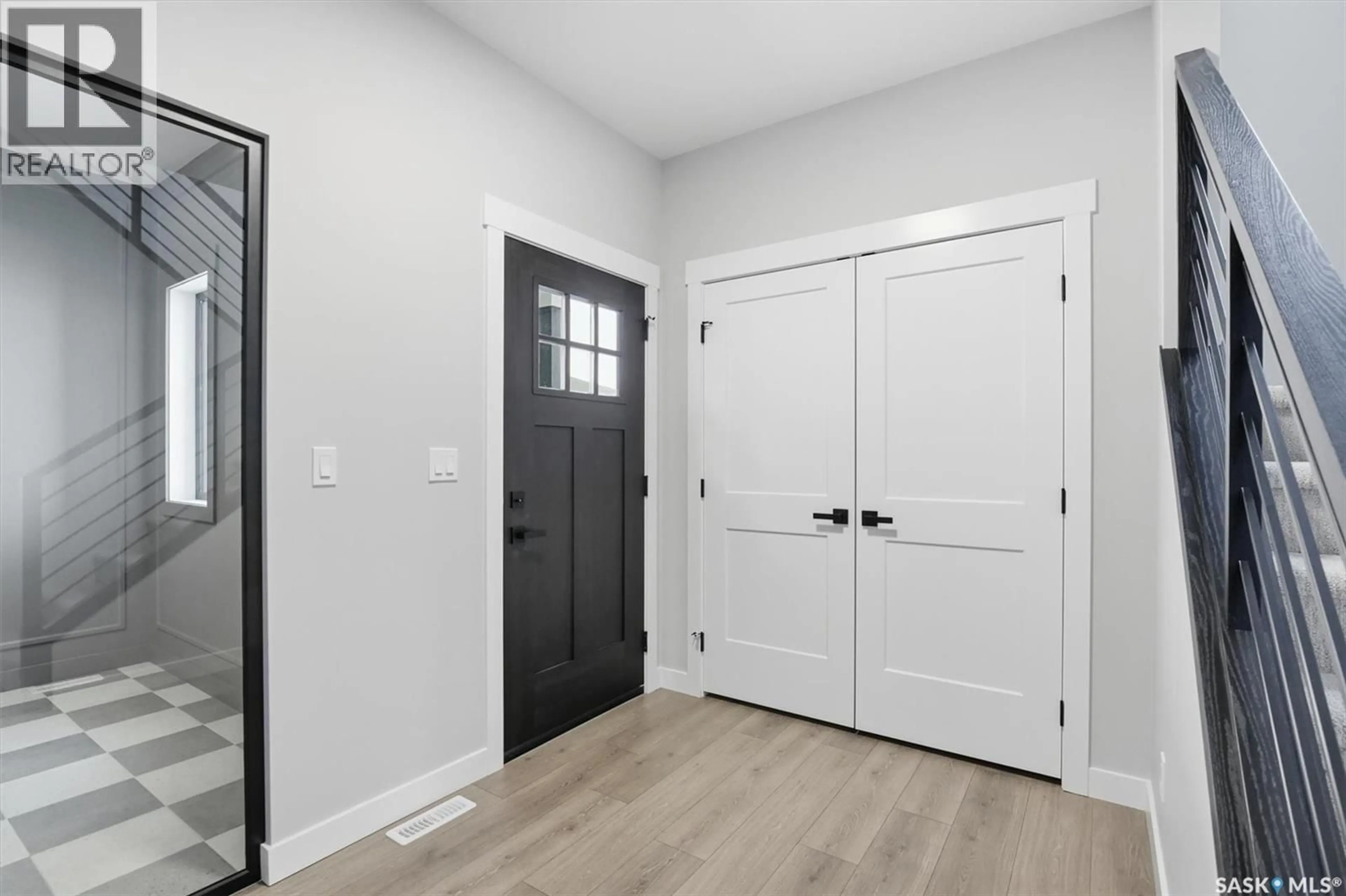 Indoor entryway for 166 COCKROFT MANOR, Saskatoon Saskatchewan S7V1L1