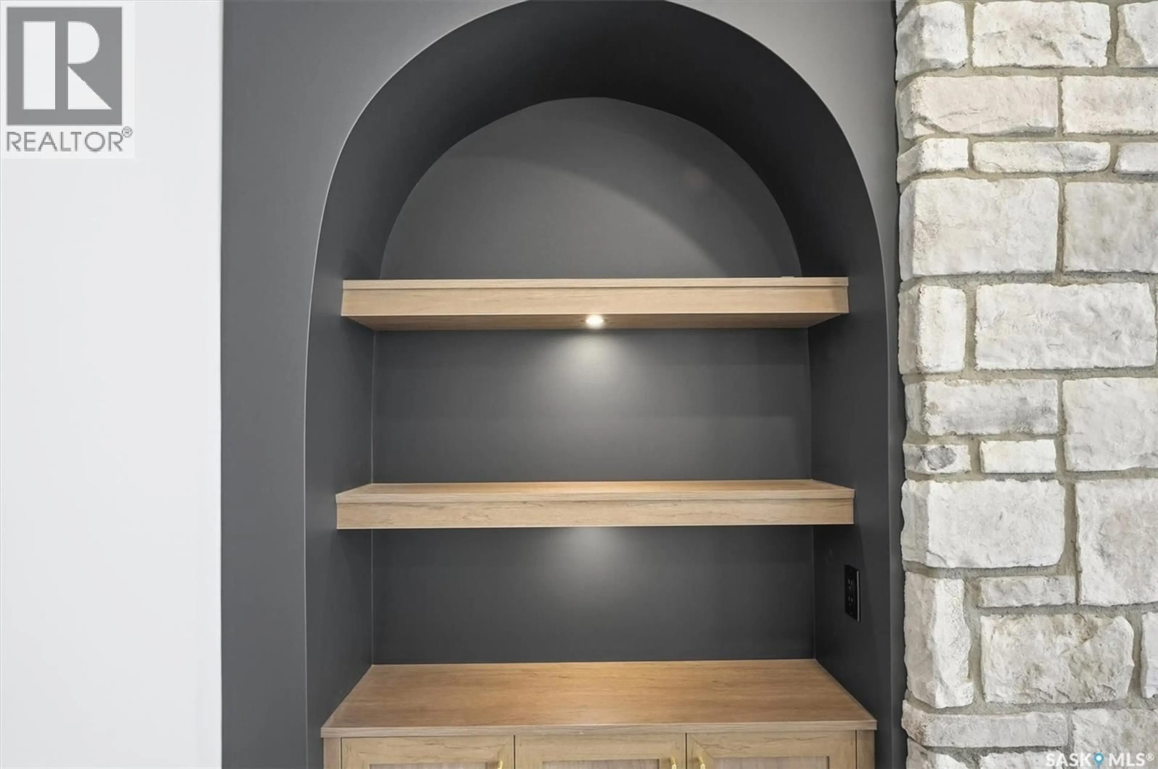 Indoor entryway for 166 COCKROFT MANOR, Saskatoon Saskatchewan S7V1L1