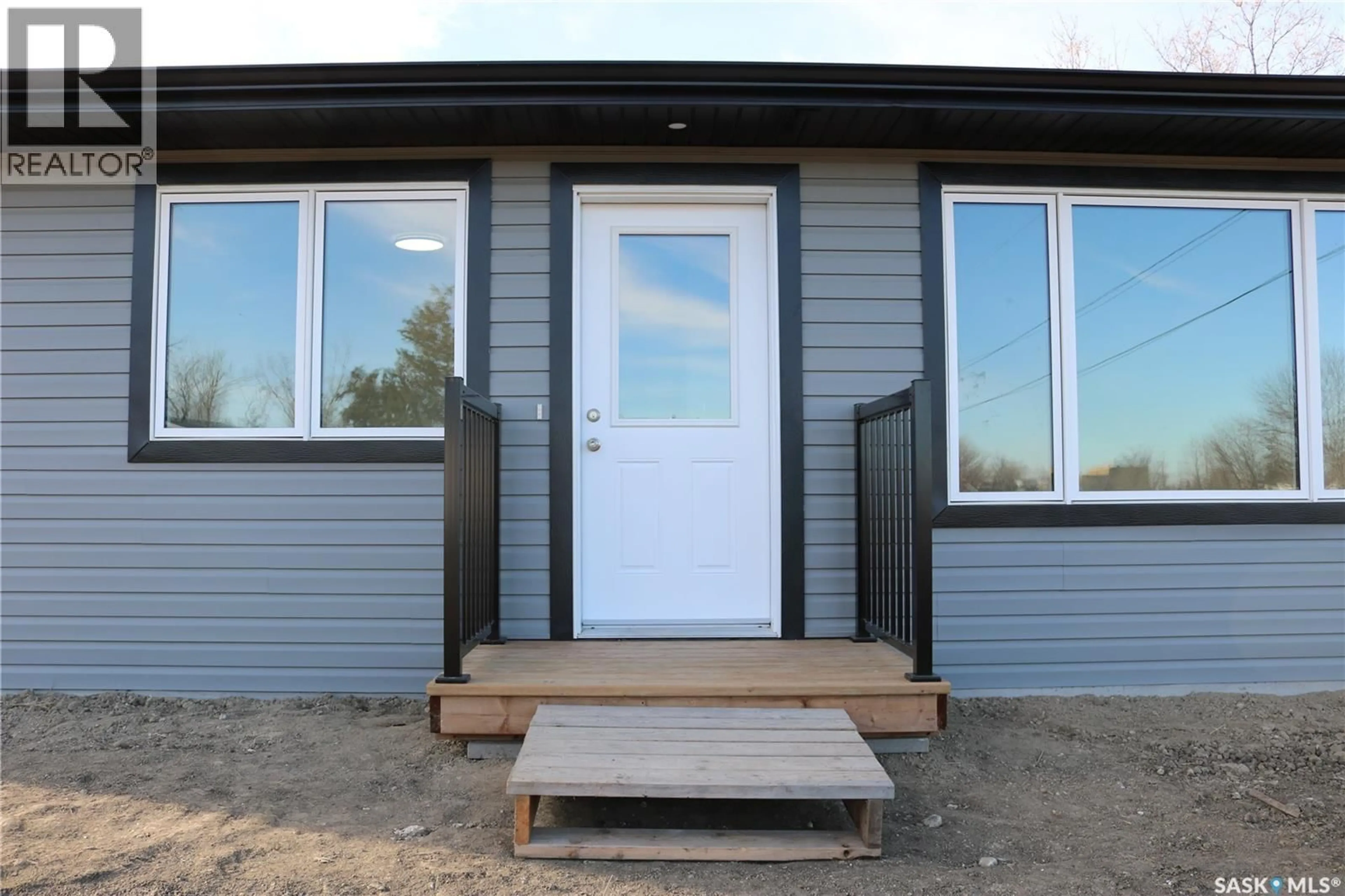 Home with vinyl exterior material, building for 511 1ST AVENUE, Wapella Saskatchewan S0G4Z0