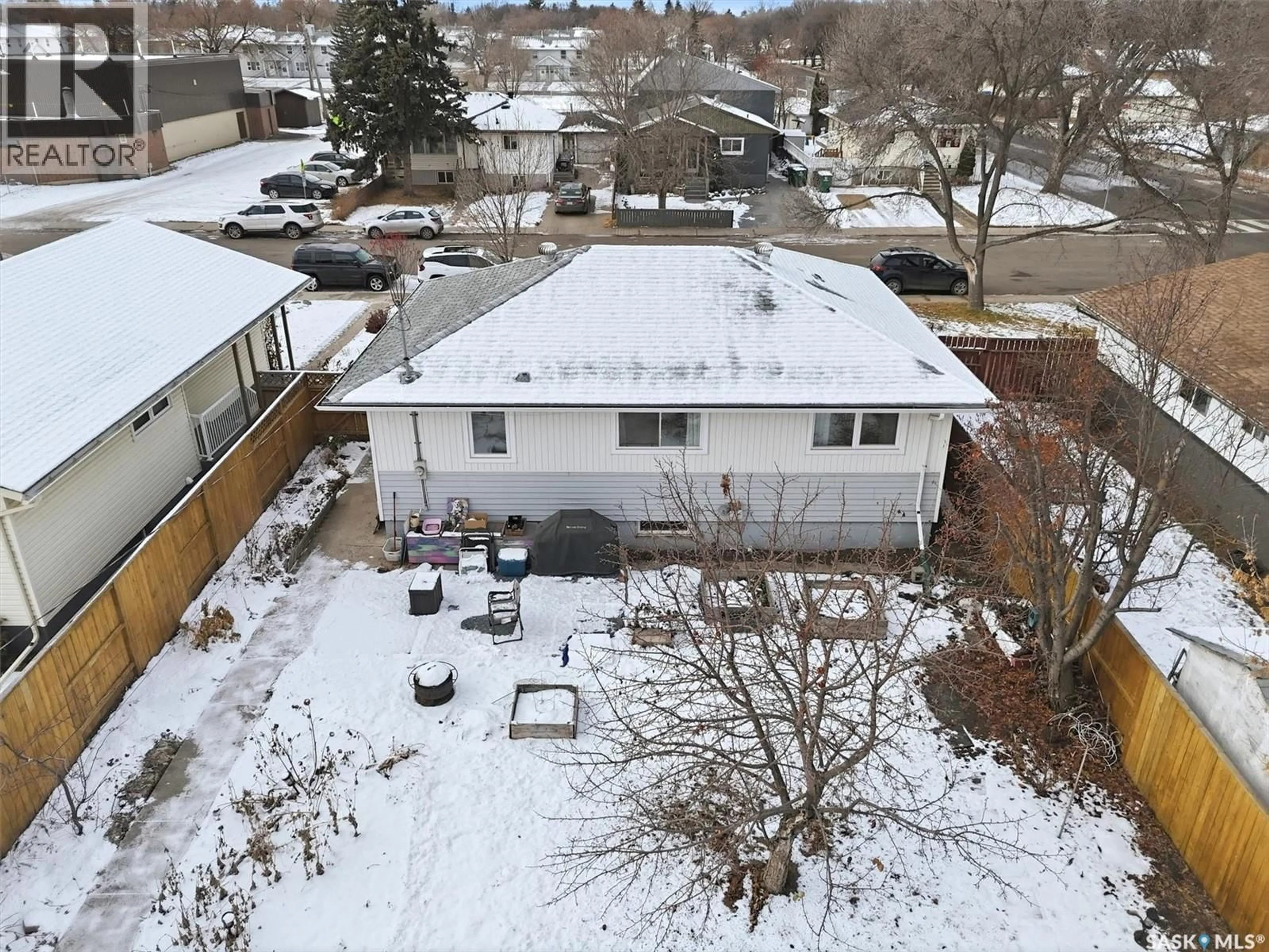 A pic from outside/outdoor area/front of a property/back of a property/a pic from drone, unknown for 334 Q AVENUE, Saskatoon Saskatchewan S7L2X8
