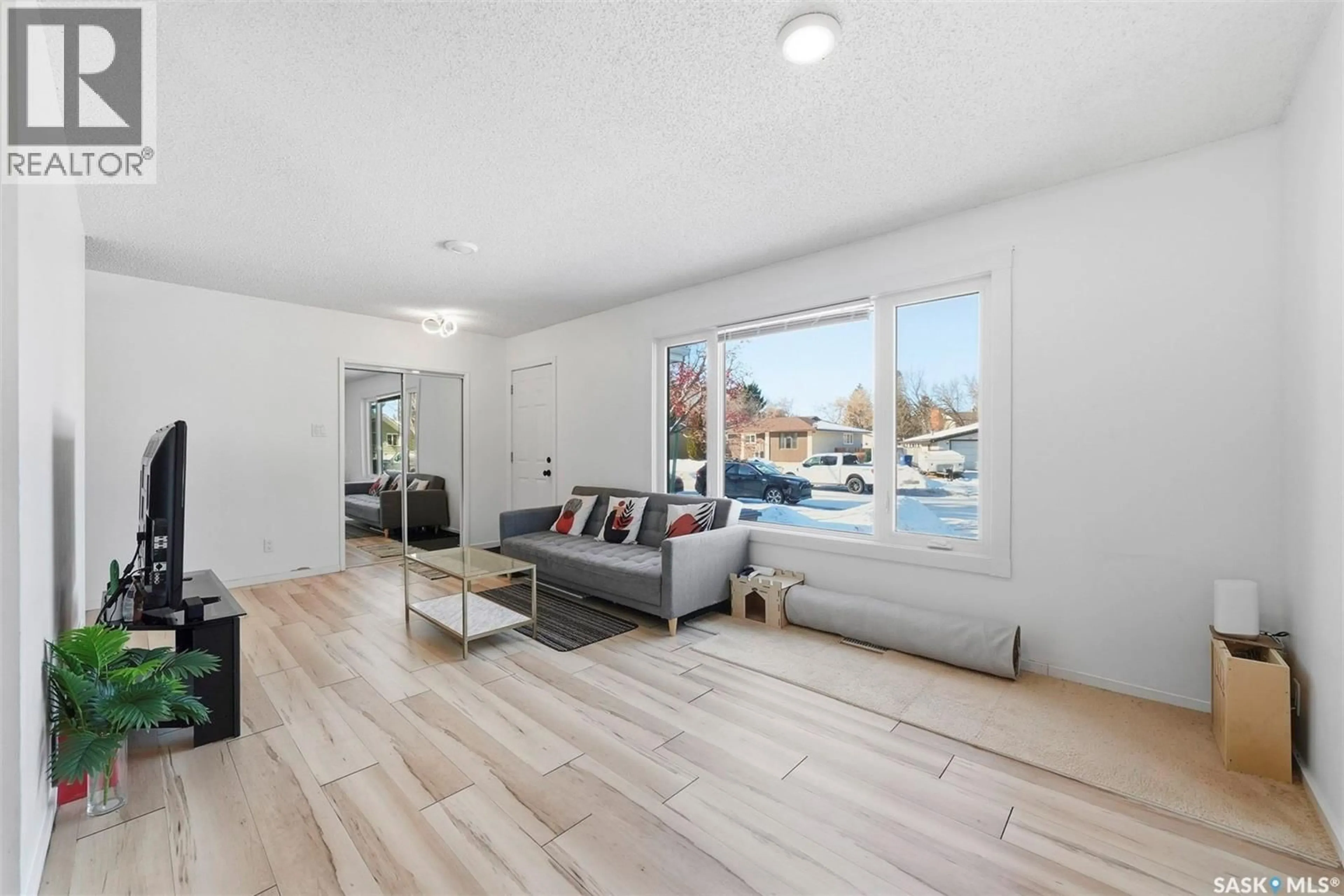 Living room with furniture, unknown for 60 MORRIS DRIVE, Saskatoon Saskatchewan S7L3U2