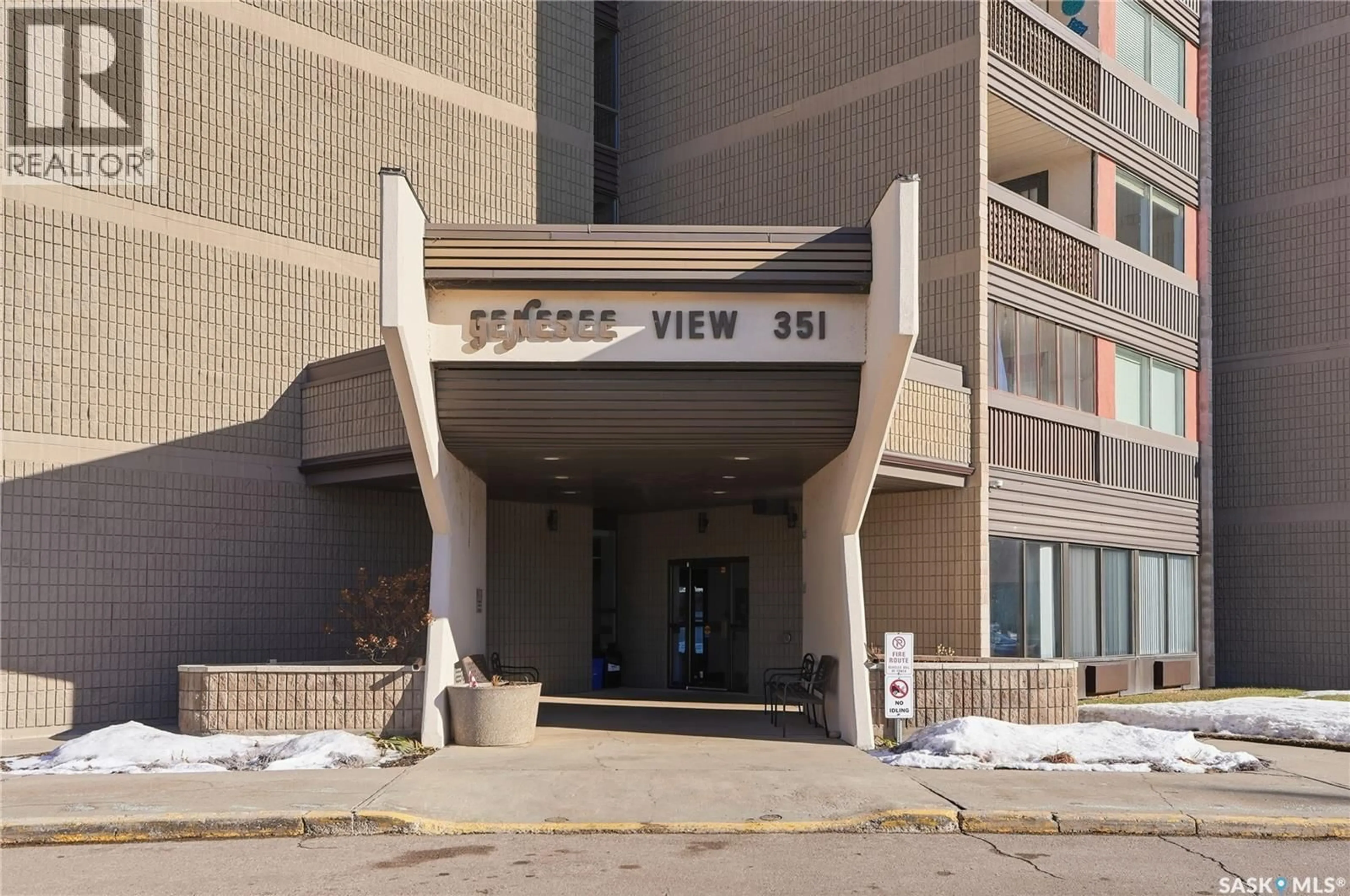 Indoor foyer for 351 - 408 SAGUENAY DRIVE, Saskatoon Saskatchewan S7K5T4