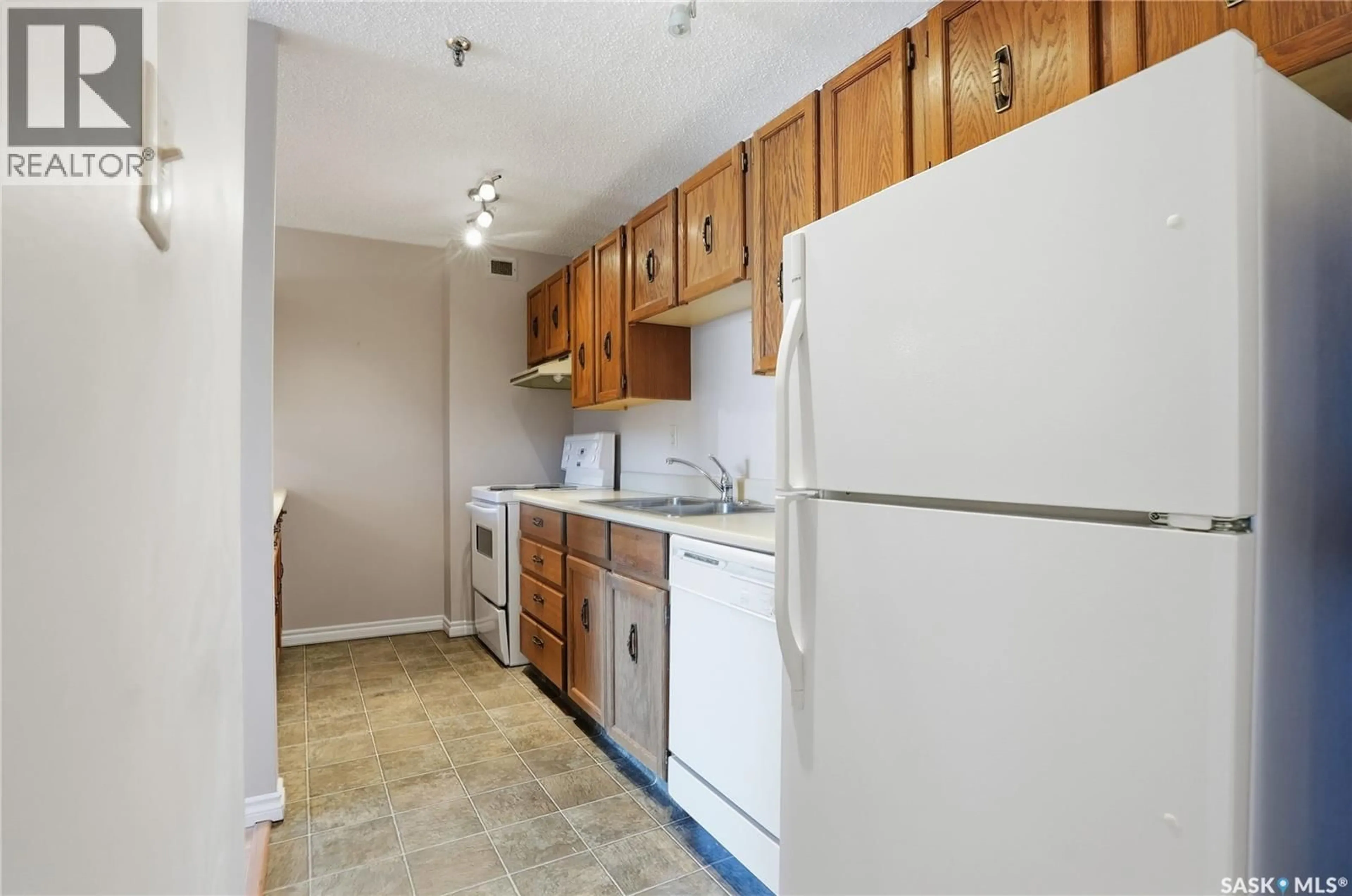 Standard kitchen, unknown for 351 - 408 SAGUENAY DRIVE, Saskatoon Saskatchewan S7K5T4