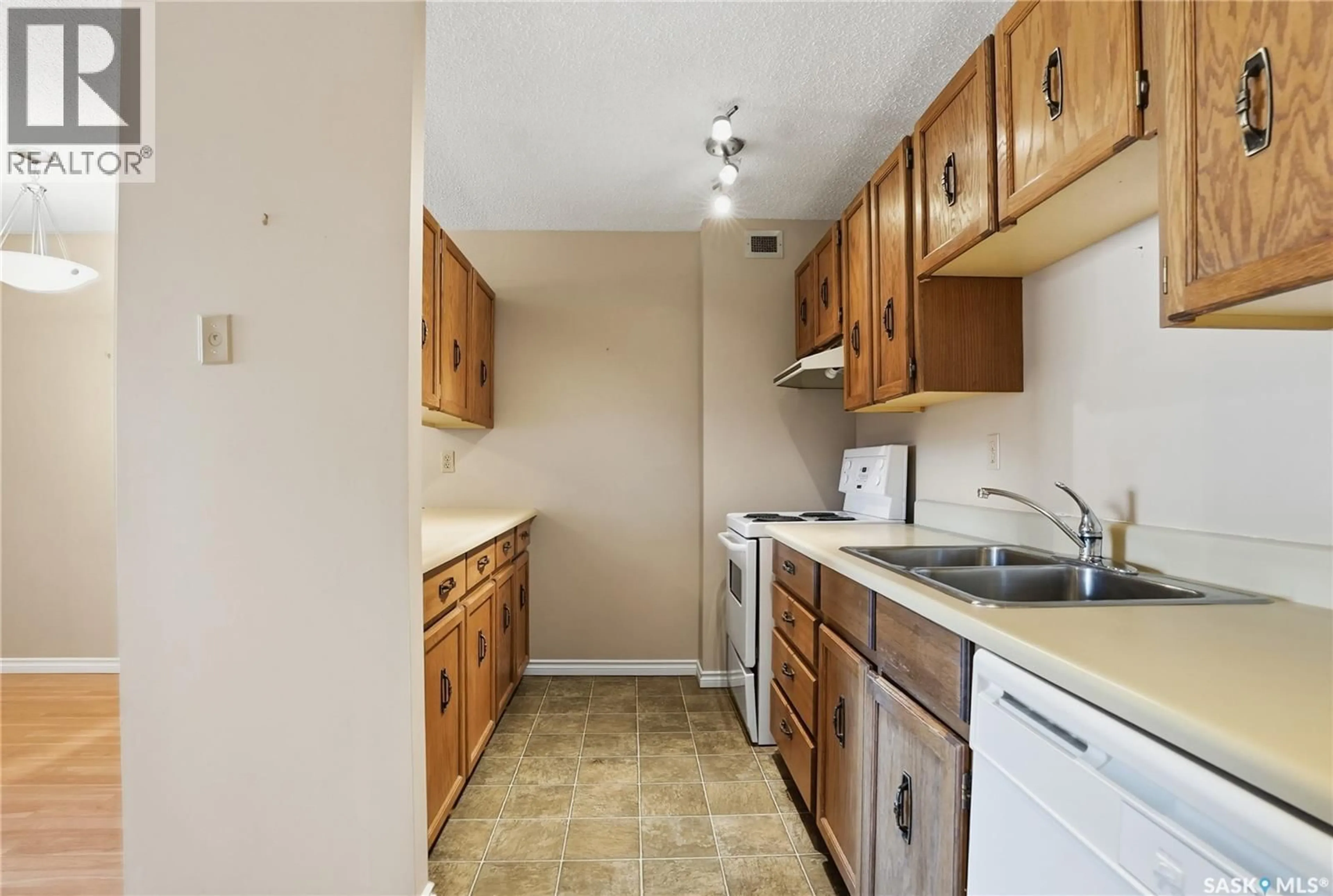 Standard kitchen, unknown for 351 - 408 SAGUENAY DRIVE, Saskatoon Saskatchewan S7K5T4