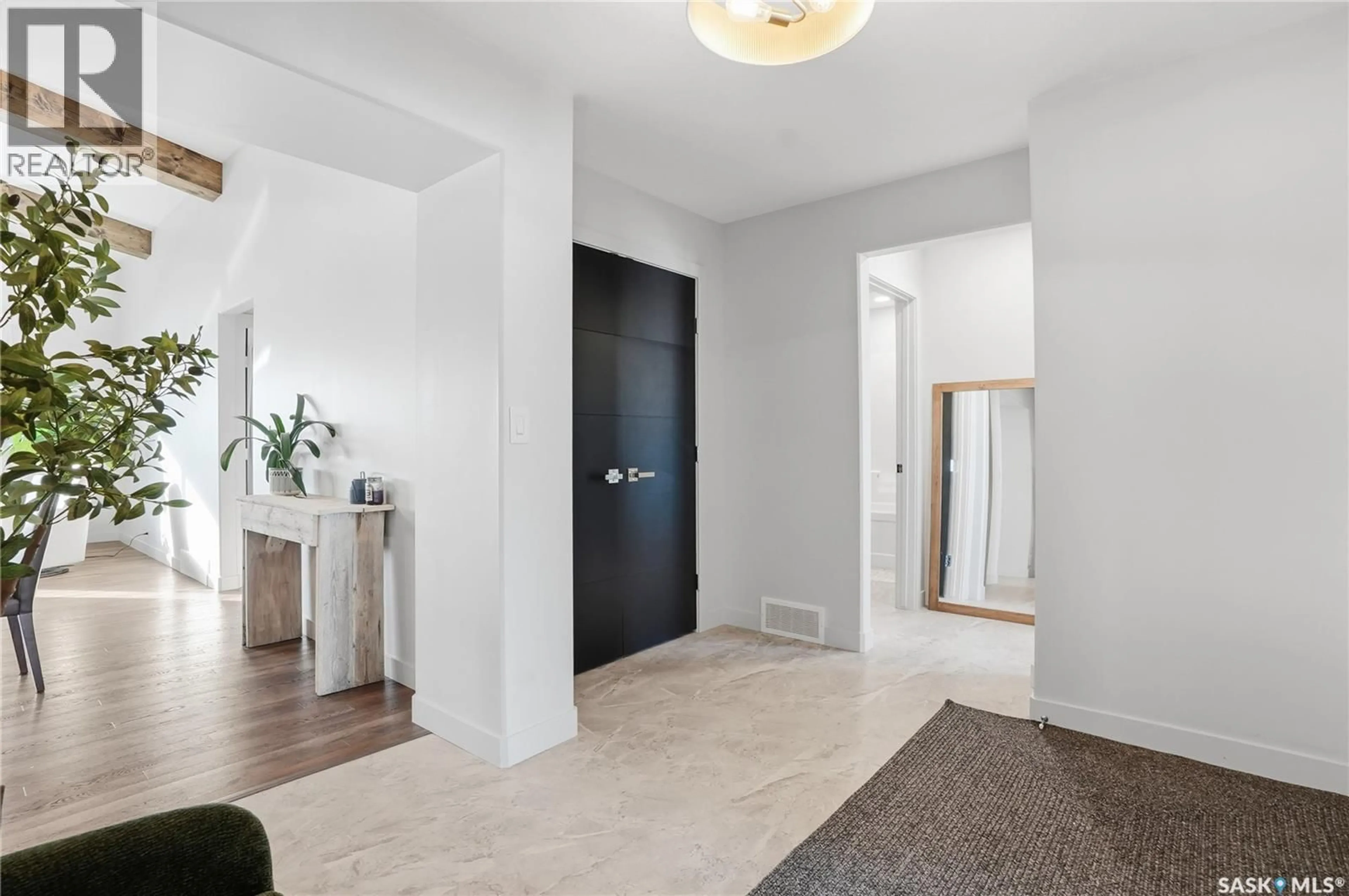 Indoor foyer for 520 16TH AVENUE, Humboldt Saskatchewan S0K2A0