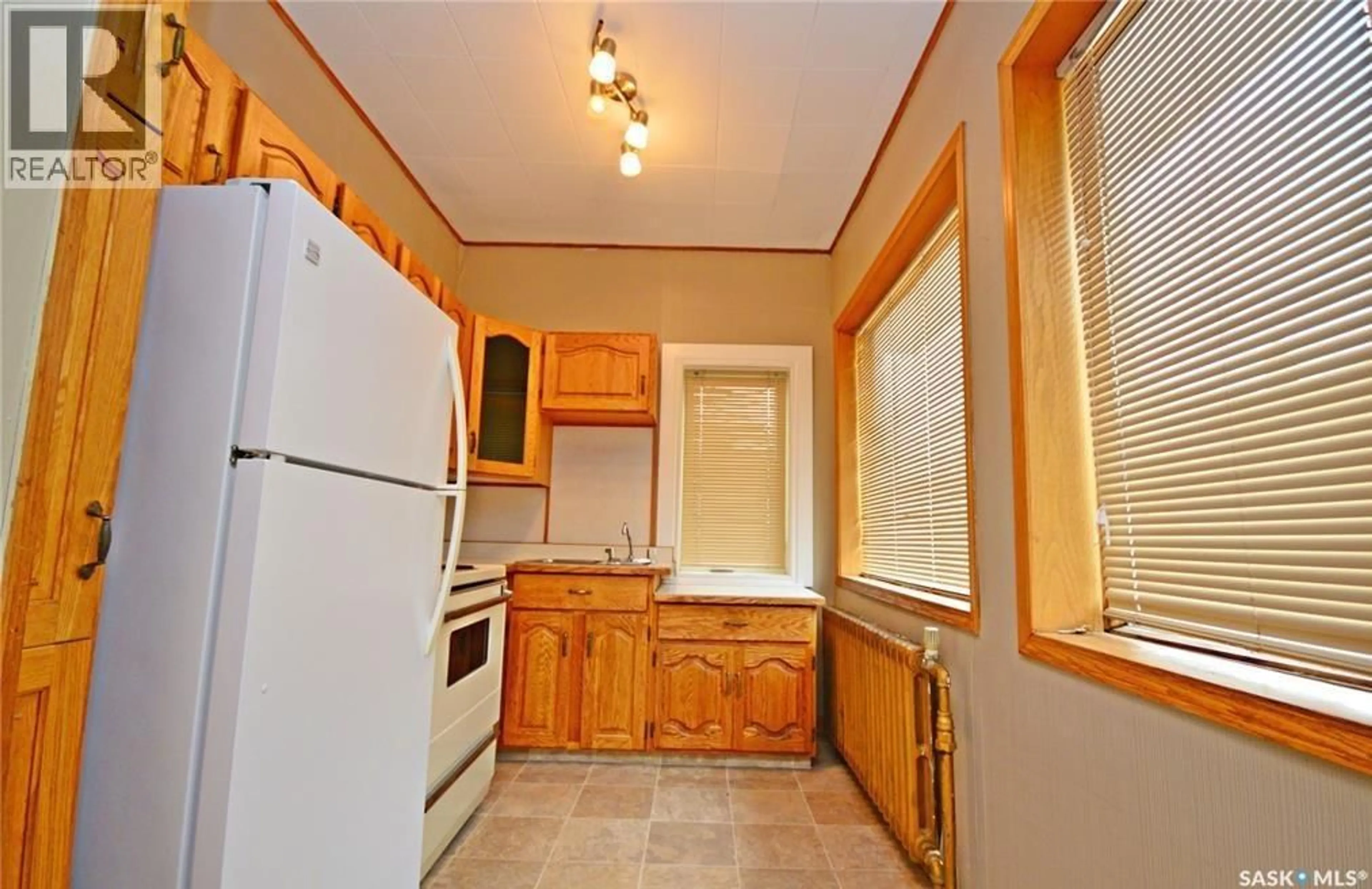 Standard kitchen, unknown for 412 IROQUOIS STREET, Moose Jaw Saskatchewan S6H5B3