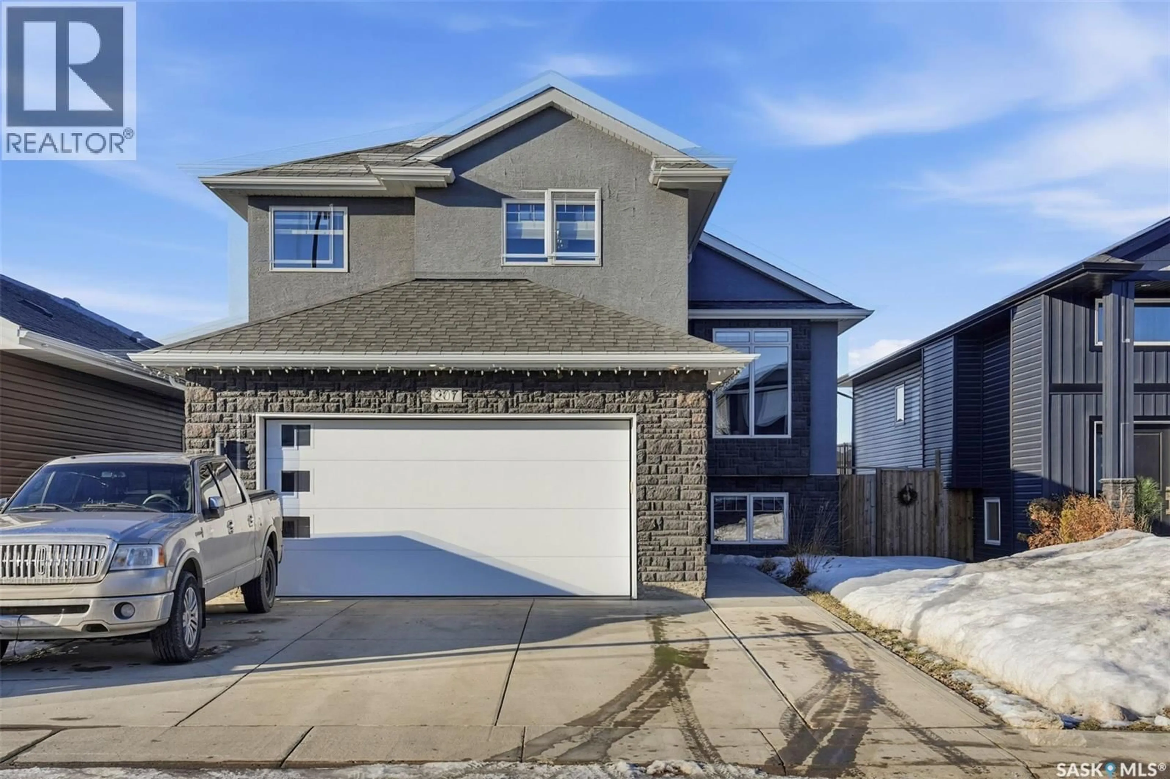 Home with vinyl exterior material, street for 207 BENTLEY COURT, Saskatoon Saskatchewan S7L6L4
