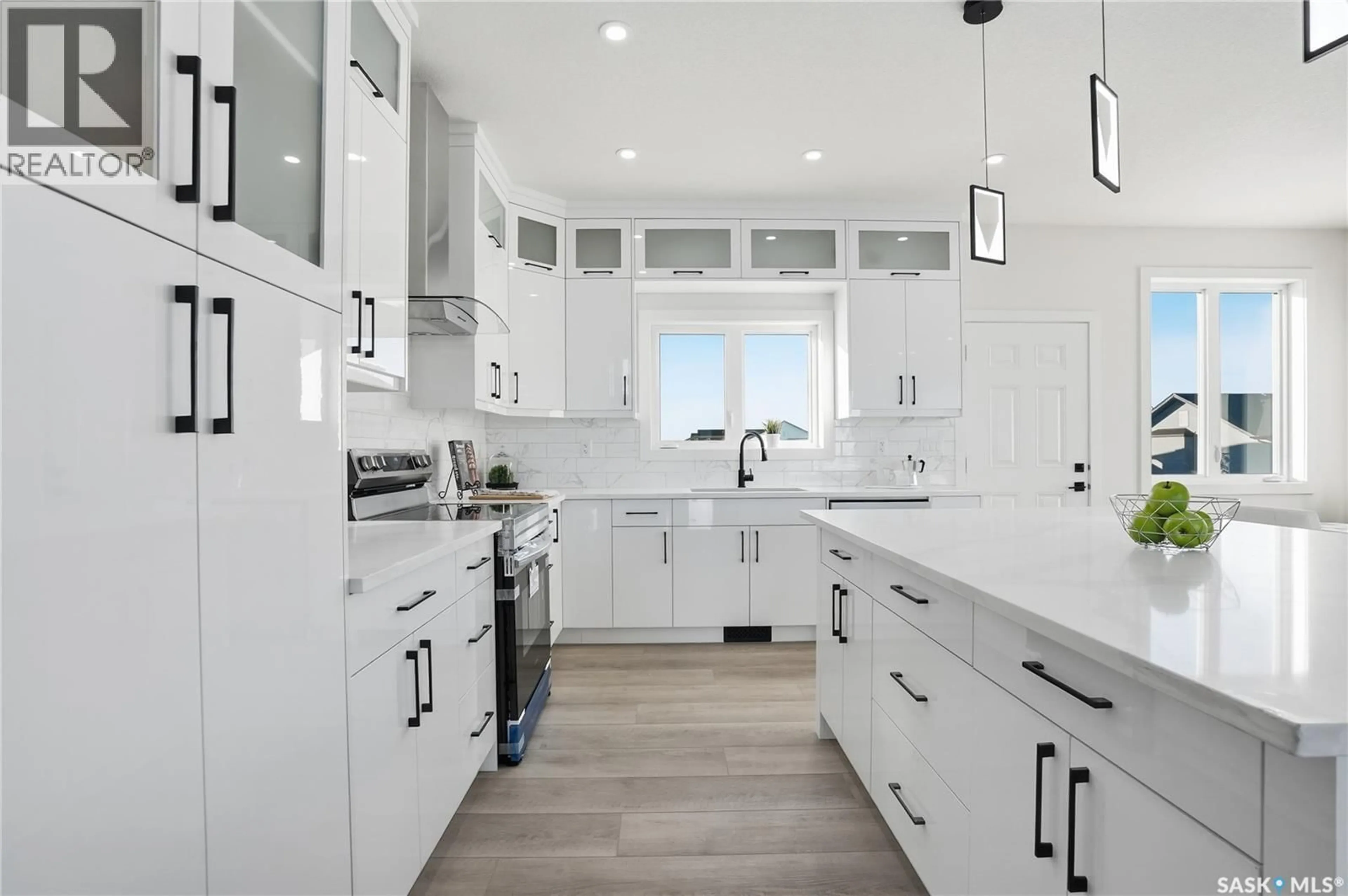 Contemporary kitchen, ceramic/tile floor for 722 WEIR CRESCENT, Warman Saskatchewan S0K4S3