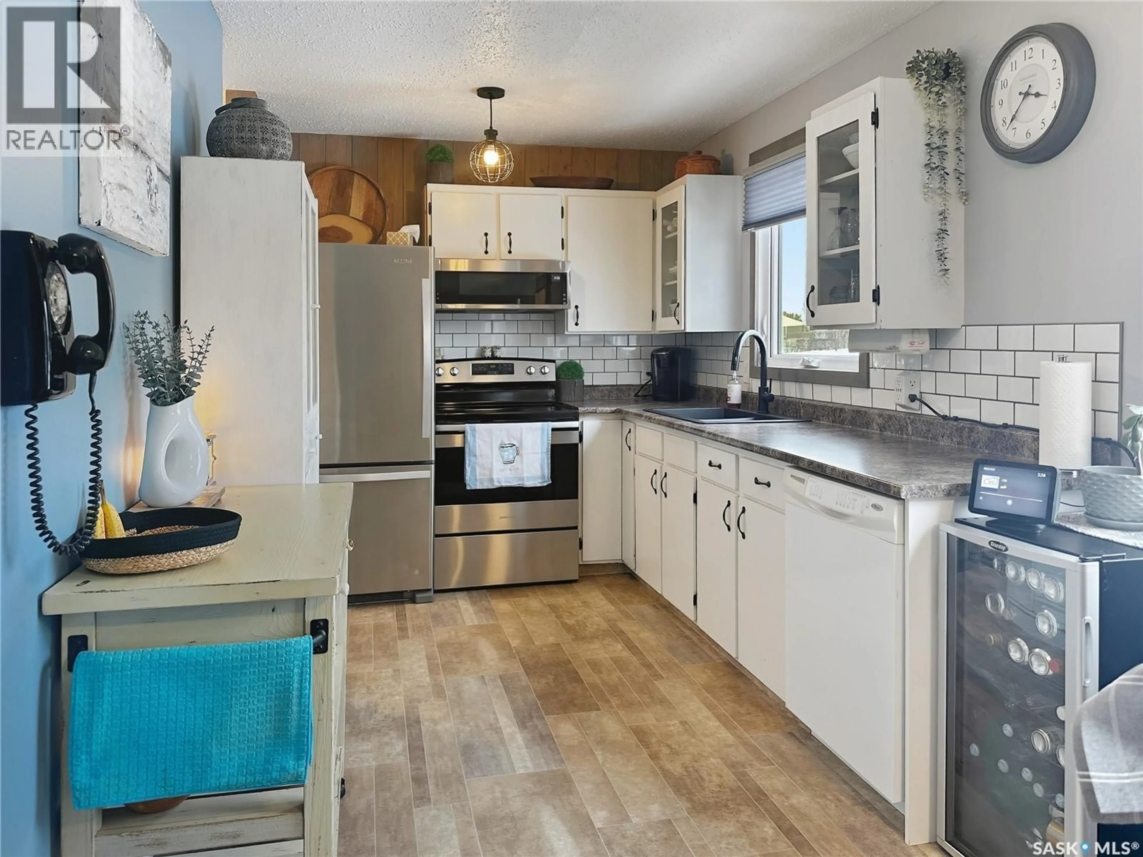 Open concept kitchen, ceramic/tile floor for 321 27TH STREET, Battleford Saskatchewan S0M0E0