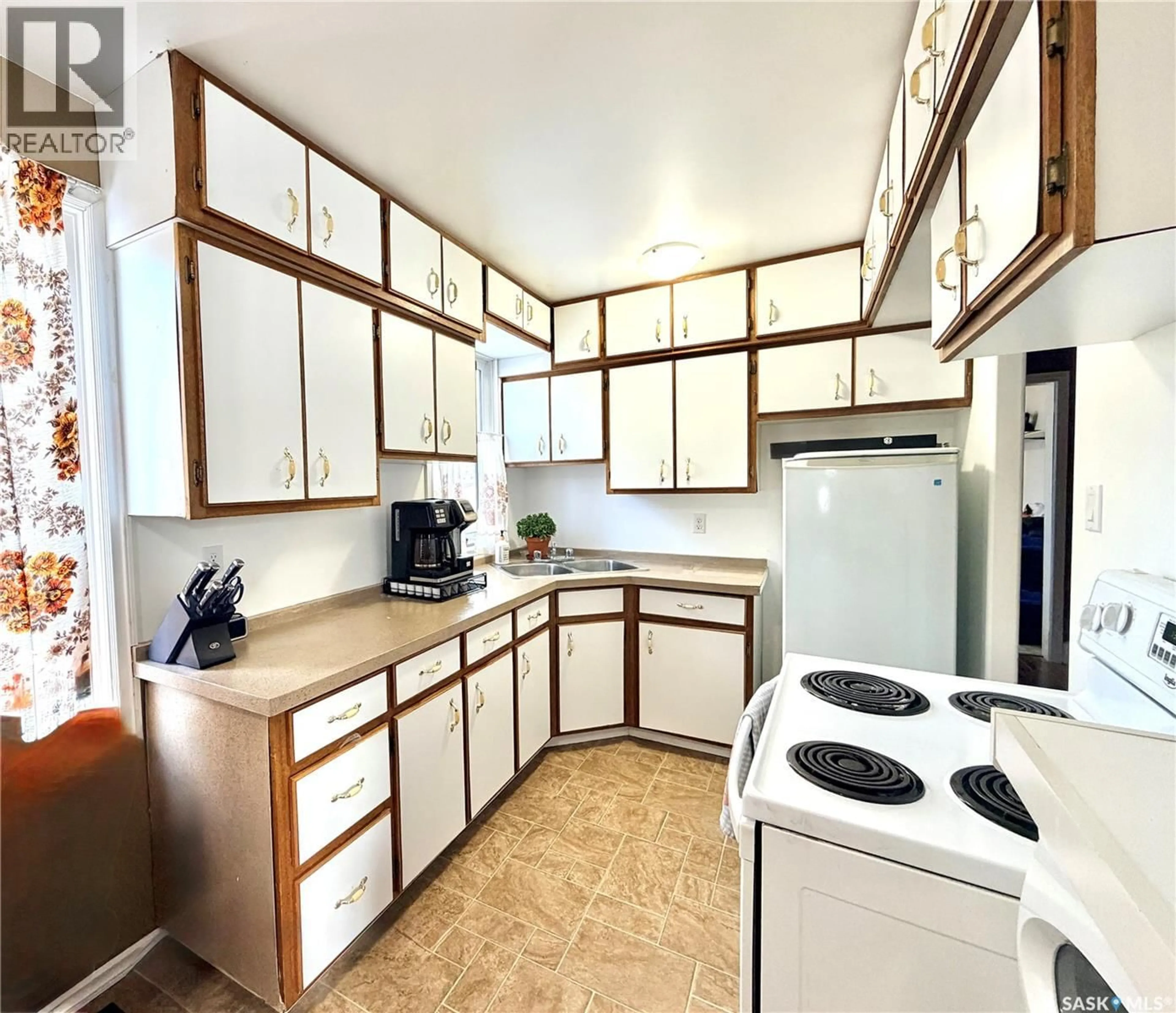 Standard kitchen, unknown for 1382 107TH STREET, North Battleford Saskatchewan S9A1Z7
