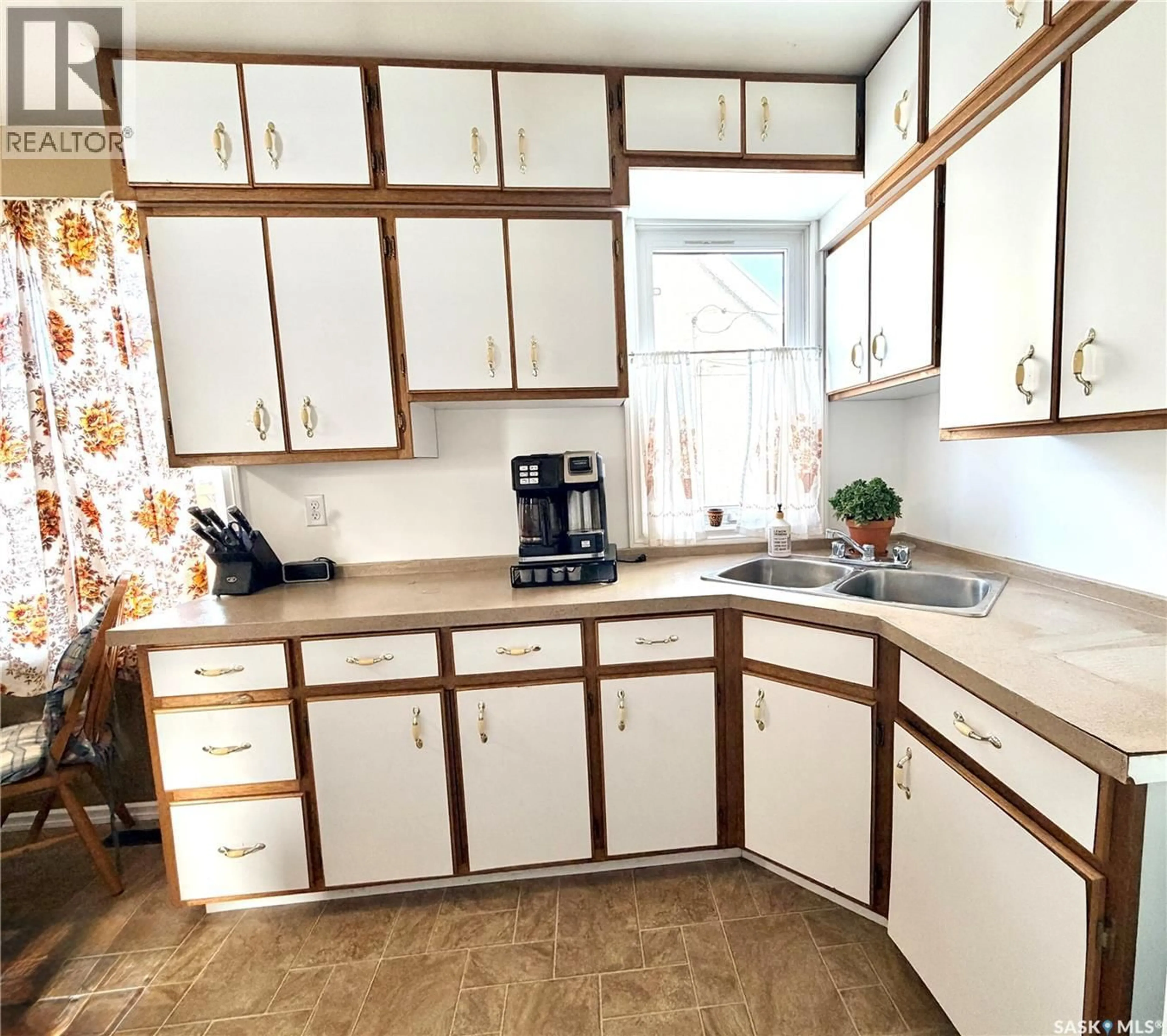 Standard kitchen, unknown for 1382 107TH STREET, North Battleford Saskatchewan S9A1Z7