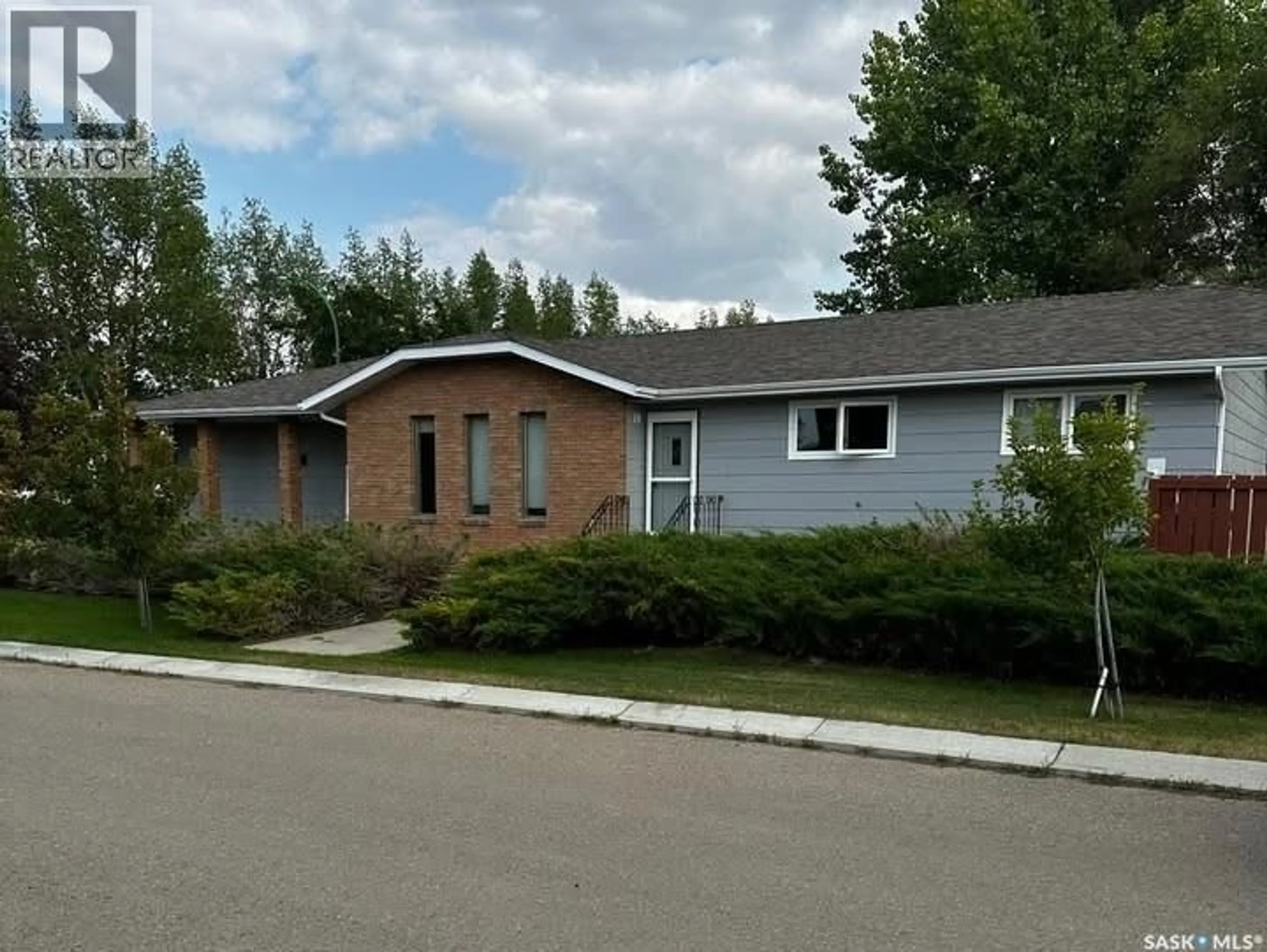 Home with vinyl exterior material, street for 797 4TH STREET, Shaunavon Saskatchewan S0N2M0