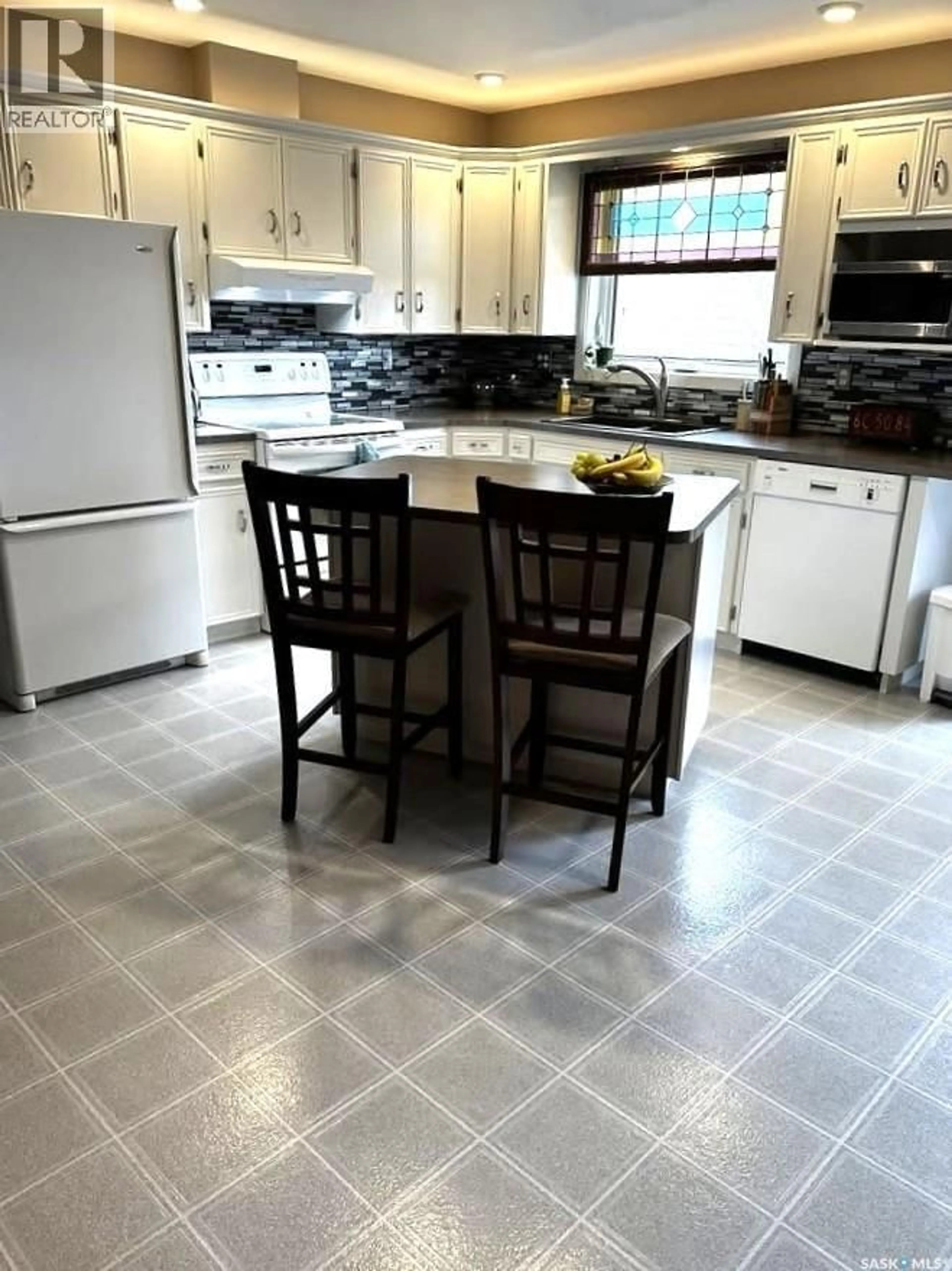 Open concept kitchen, ceramic/tile floor for 797 4TH STREET, Shaunavon Saskatchewan S0N2M0