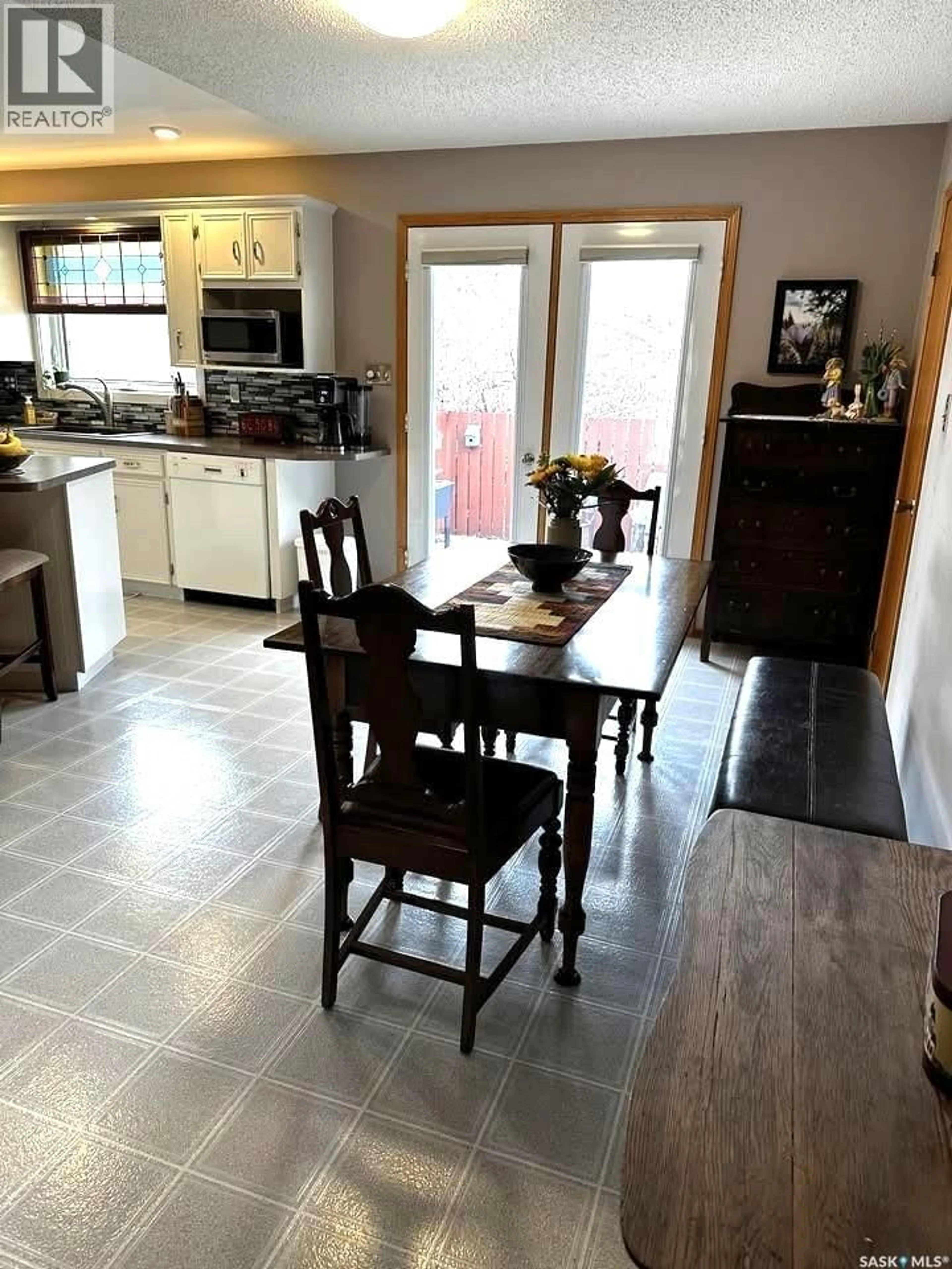 Open concept kitchen, ceramic/tile floor for 797 4TH STREET, Shaunavon Saskatchewan S0N2M0