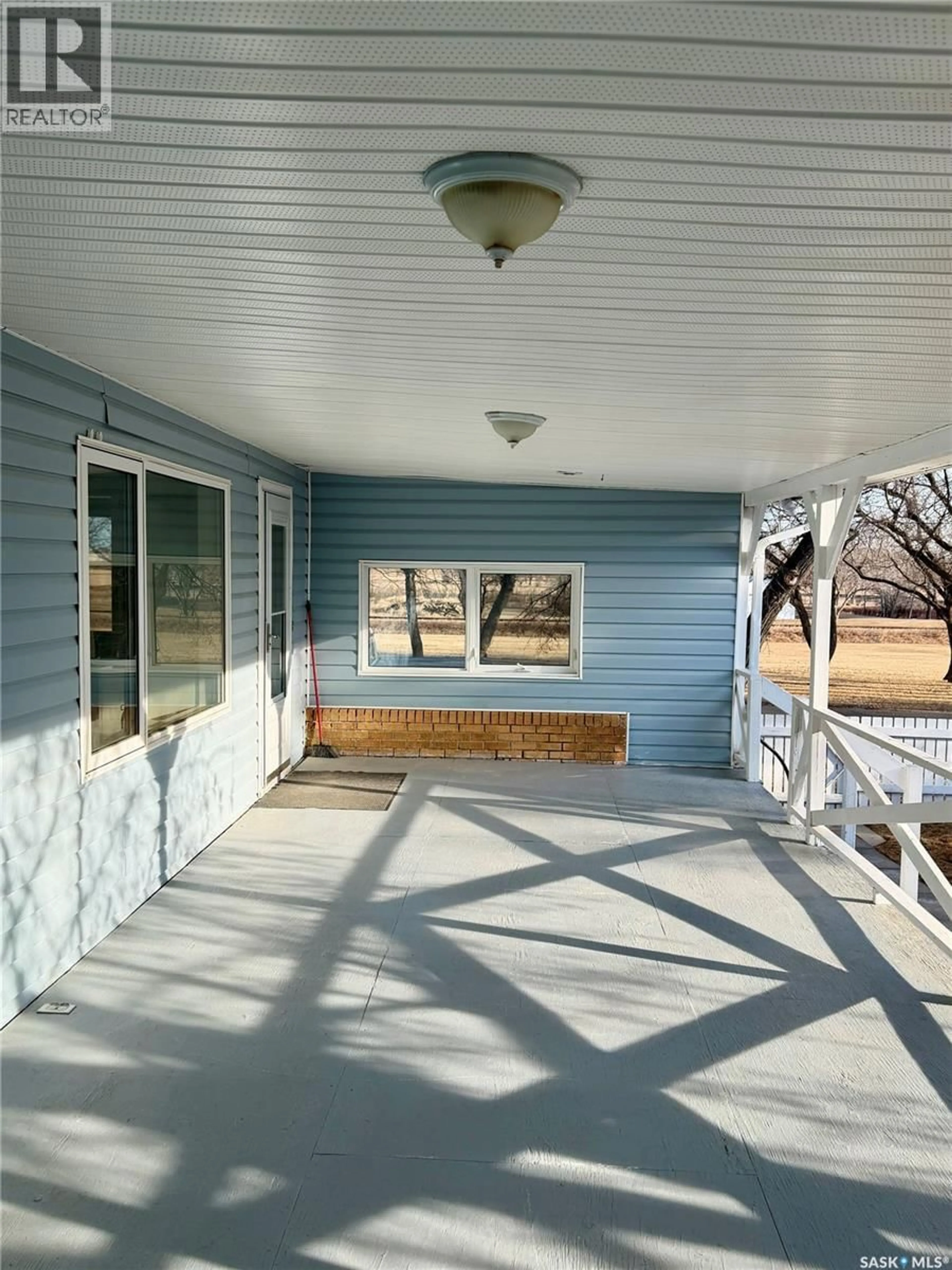 Home with vinyl exterior material, unknown for 133 RAILWAY AVENUE, Ponteix Saskatchewan S0N1Z0